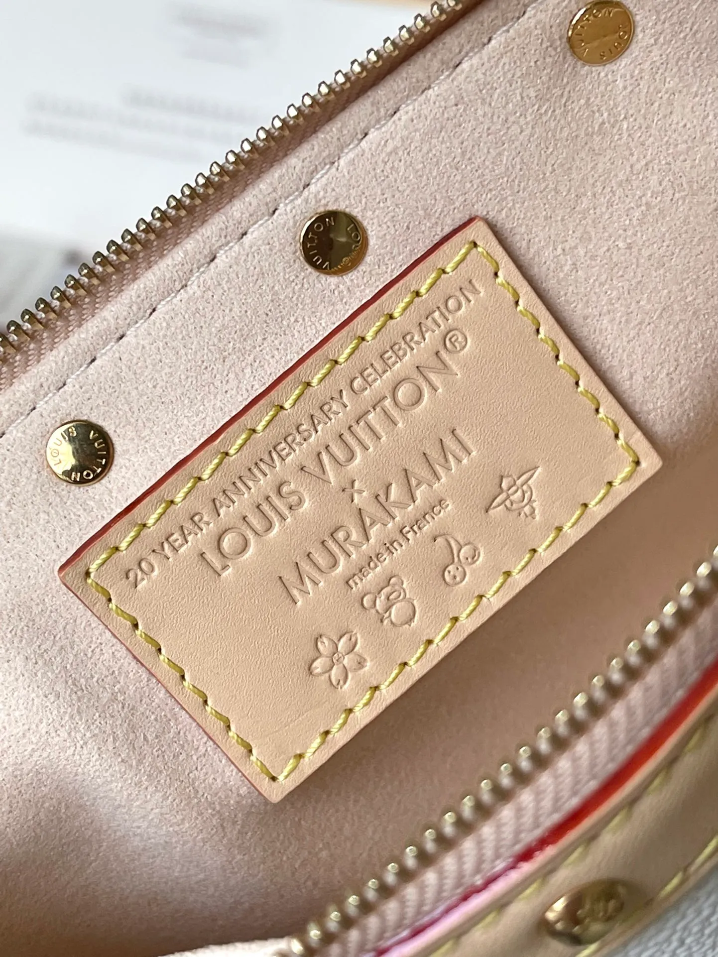 💰880 Top Original Order M13404 This Pochette Accessoires handbag is made of coated canvas, with colorful Monogram patterns to interpret the smart style of the Louis Vuitton x Murakami cross-border collaboration series. Calf leather trim and dazzling hardware add to the sophisticated details, while the detachable shoulder strap and chain allow for flexible carry. Dimensions: 22 × 13 × 4 cm