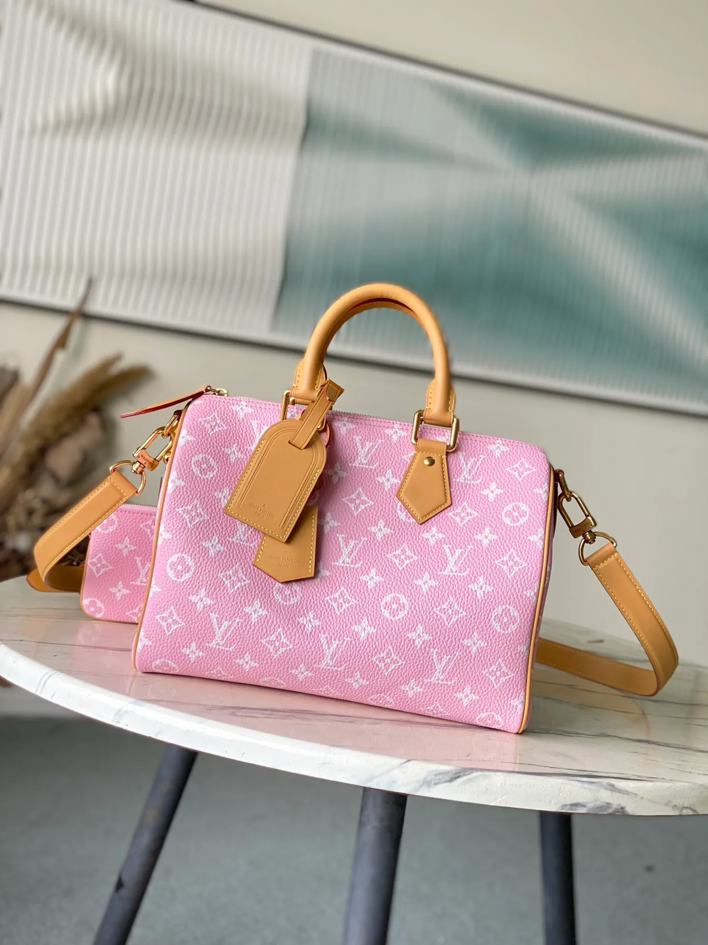 💰1840 (top layer leather) top original order M24435 pink This Speedy Bandoulière 30 Monogram Leather handbag is made of soft cow leather, with the Monogram pattern to reproduce the elegant look and feel of canvas printing. Dazzling metal hardware, sheepskin lining and nameplate all reflect Creative Director Pharrell Williams' relentless attention to detail. 30 x 17 x 21 cm (length x height x width)