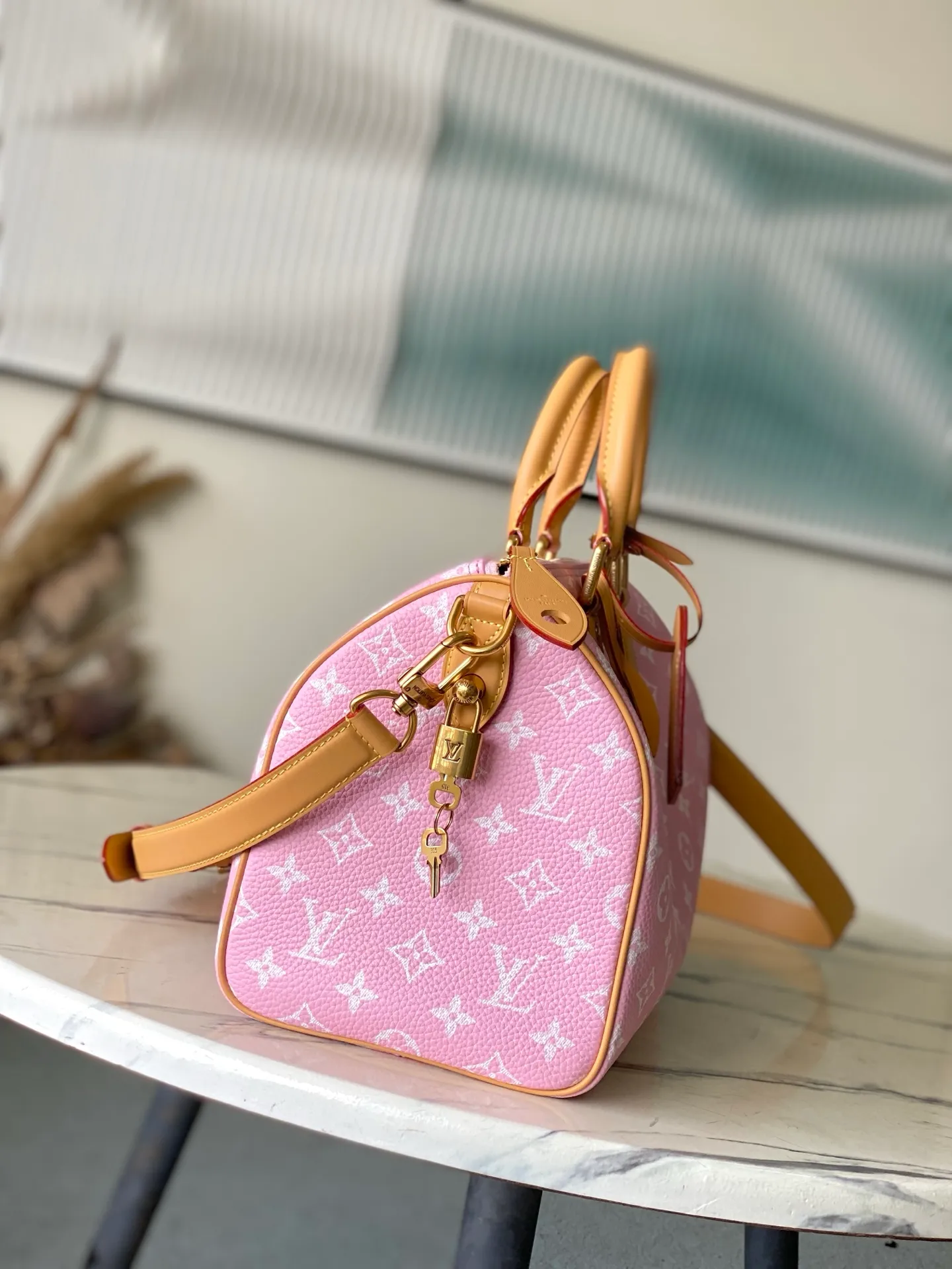💰1840 (top layer leather) top original order M24435 pink This Speedy Bandoulière 30 Monogram Leather handbag is made of soft cow leather, with the Monogram pattern to reproduce the elegant look and feel of canvas printing. Dazzling metal hardware, sheepskin lining and nameplate all reflect Creative Director Pharrell Williams' relentless attention to detail. 30 x 17 x 21 cm (length x height x width)
