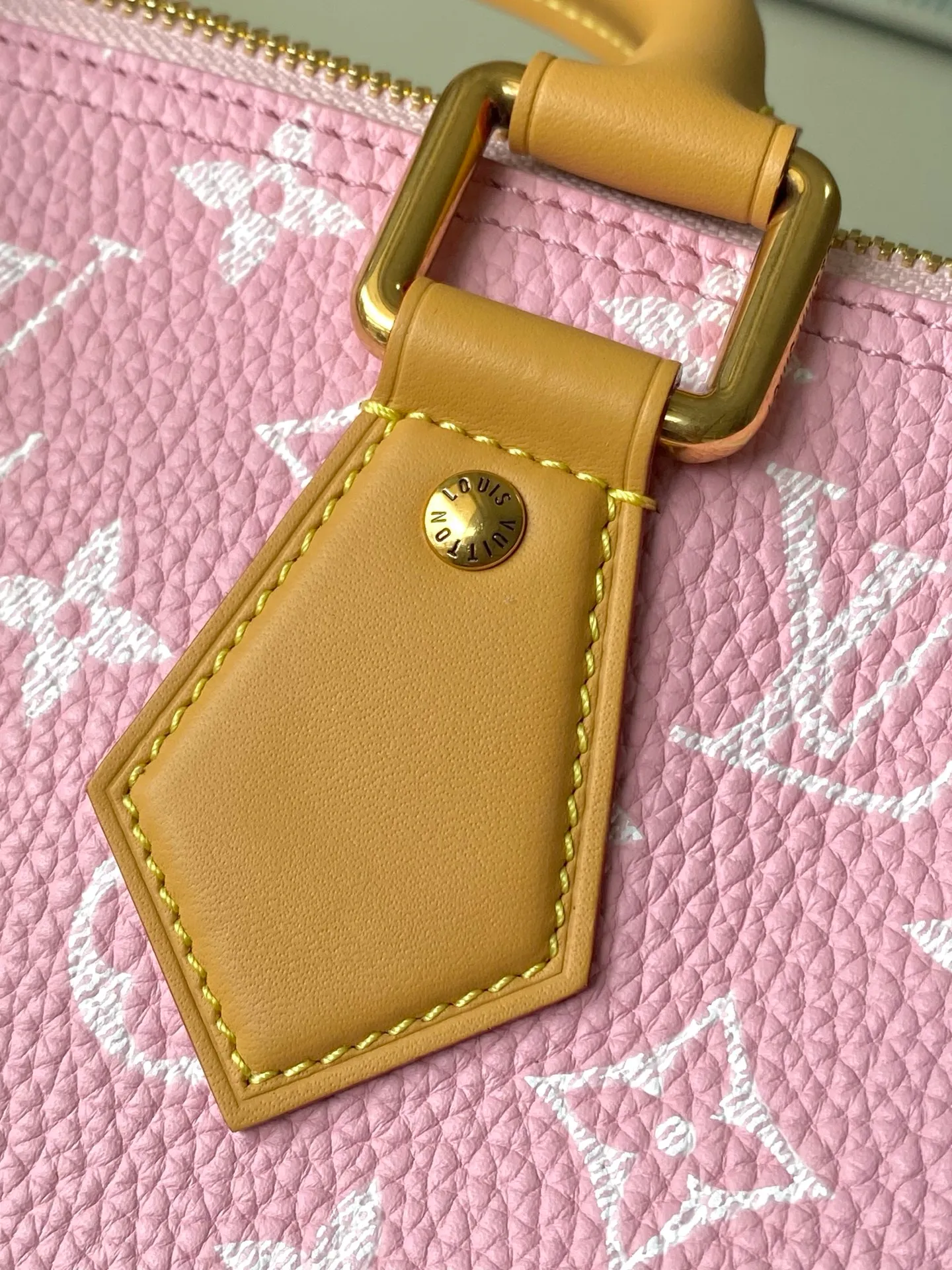 💰1840 (top layer leather) top original order M24435 pink This Speedy Bandoulière 30 Monogram Leather handbag is made of soft cow leather, with the Monogram pattern to reproduce the elegant look and feel of canvas printing. Dazzling metal hardware, sheepskin lining and nameplate all reflect Creative Director Pharrell Williams' relentless attention to detail. 30 x 17 x 21 cm (length x height x width)