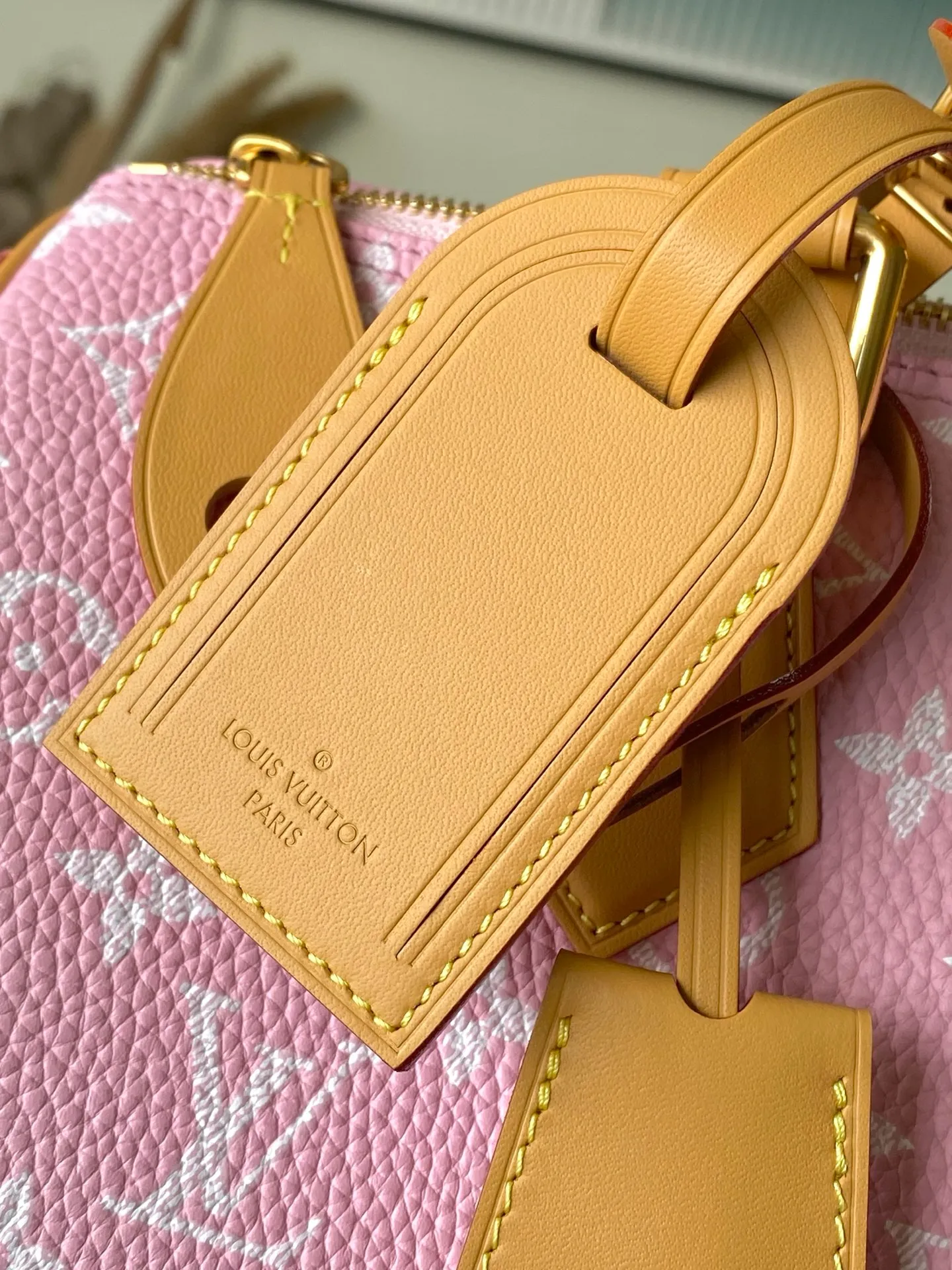 💰1840 (top layer leather) top original order M24435 pink This Speedy Bandoulière 30 Monogram Leather handbag is made of soft cow leather, with the Monogram pattern to reproduce the elegant look and feel of canvas printing. Dazzling metal hardware, sheepskin lining and nameplate all reflect Creative Director Pharrell Williams' relentless attention to detail. 30 x 17 x 21 cm (length x height x width)