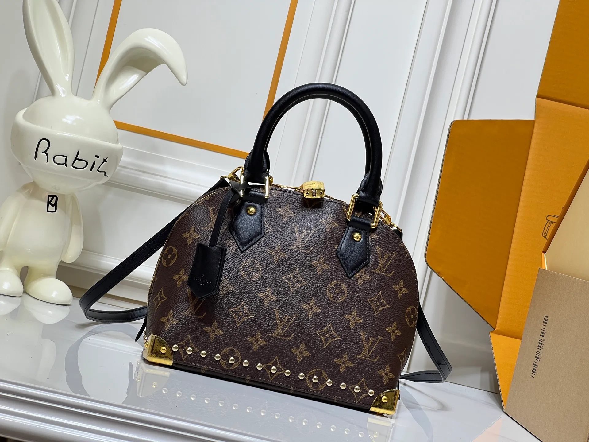 Batch 280💰Upgraded from the original M53153 M53152 Louis Vuitton's iconic handbag, one of the most structured and structured. Its prototype is a piece designed by Gaston Vuitton and named after the Alma Bridge, which connects two adjacent fashionable districts in Paris. Signature Monogram canvas gives it a classic feel. Dimensions: 25 x 19 x 12 (length x height x width)