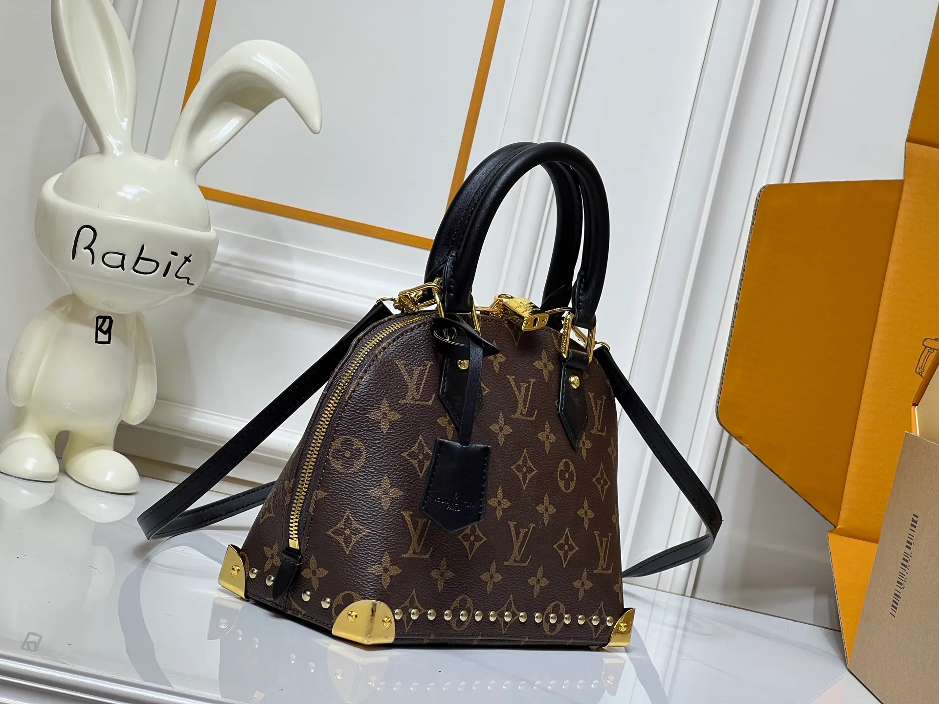 Batch 280💰Upgraded from the original M53153 M53152 Louis Vuitton's iconic handbag, one of the most structured and structured. Its prototype is a piece designed by Gaston Vuitton and named after the Alma Bridge, which connects two adjacent fashionable districts in Paris. Signature Monogram canvas gives it a classic feel. Dimensions: 25 x 19 x 12 (length x height x width)