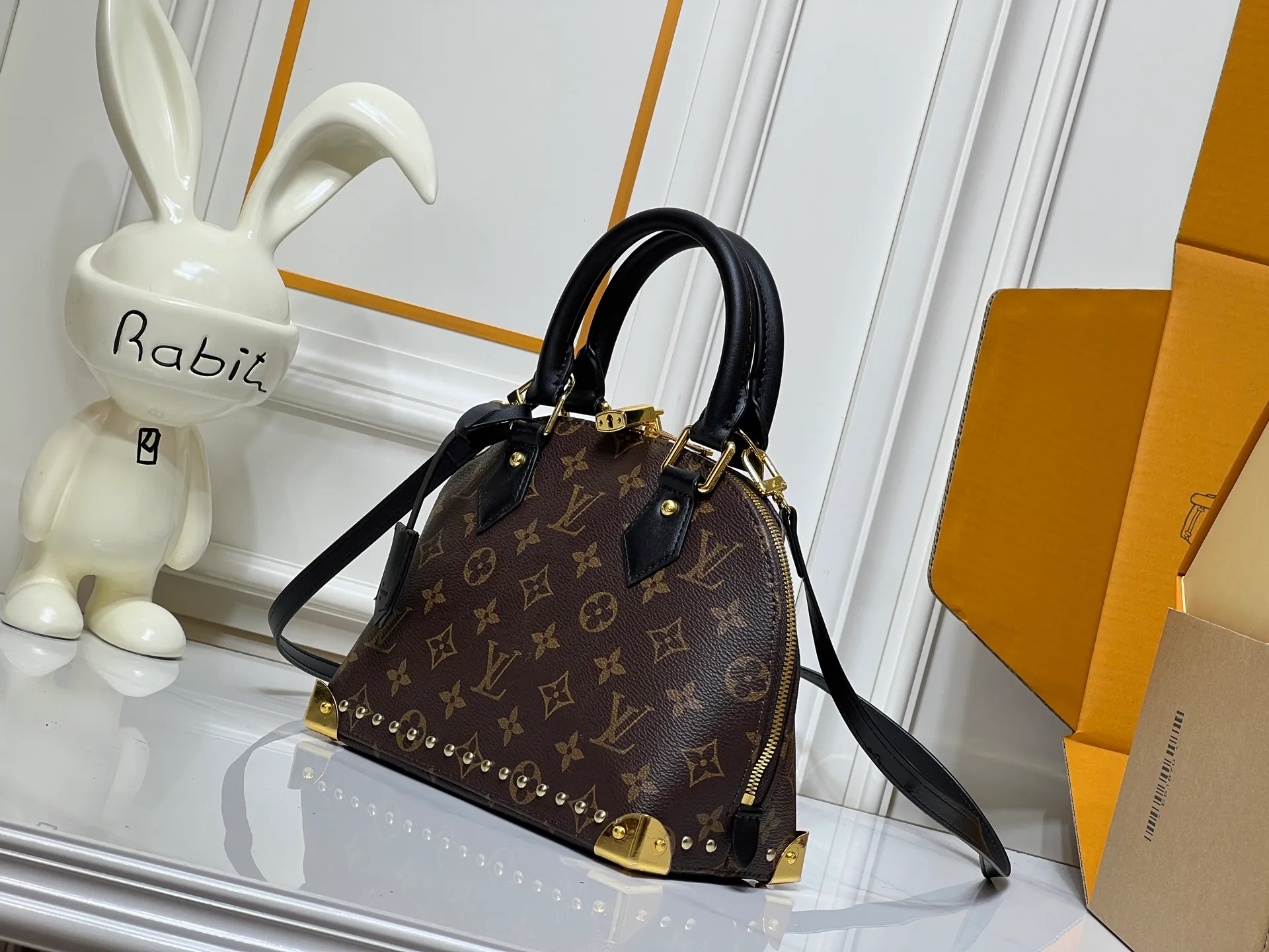 Batch 280💰Upgraded from the original M53153 M53152 Louis Vuitton's iconic handbag, one of the most structured and structured. Its prototype is a piece designed by Gaston Vuitton and named after the Alma Bridge, which connects two adjacent fashionable districts in Paris. Signature Monogram canvas gives it a classic feel. Dimensions: 25 x 19 x 12 (length x height x width)