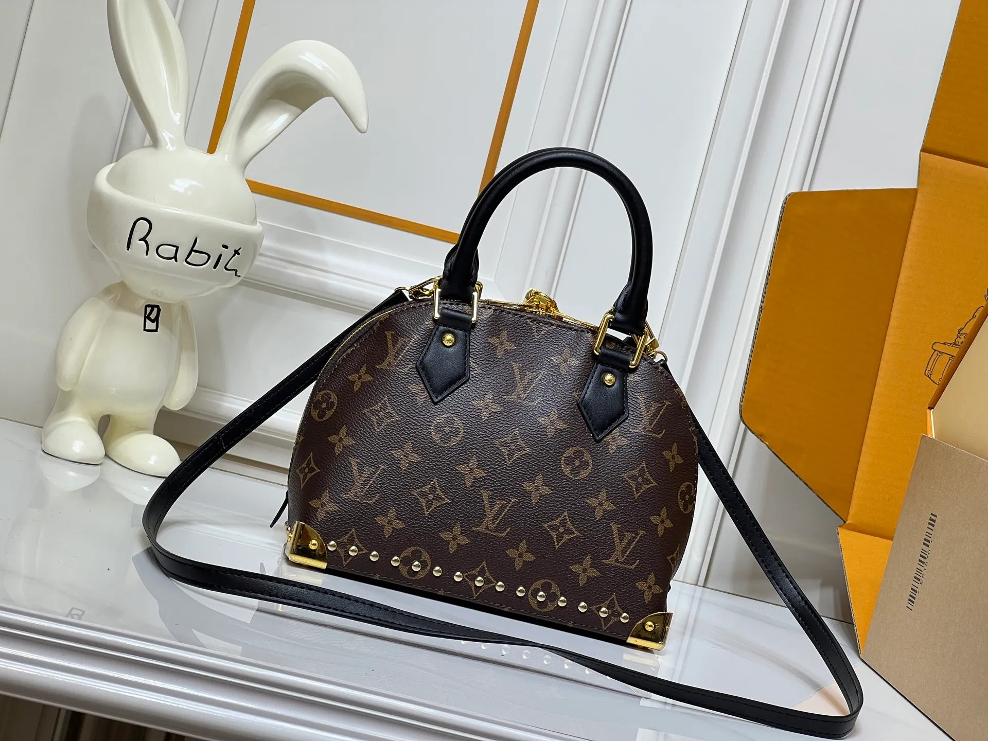 Batch 280💰Upgraded from the original M53153 M53152 Louis Vuitton's iconic handbag, one of the most structured and structured. Its prototype is a piece designed by Gaston Vuitton and named after the Alma Bridge, which connects two adjacent fashionable districts in Paris. Signature Monogram canvas gives it a classic feel. Dimensions: 25 x 19 x 12 (length x height x width)