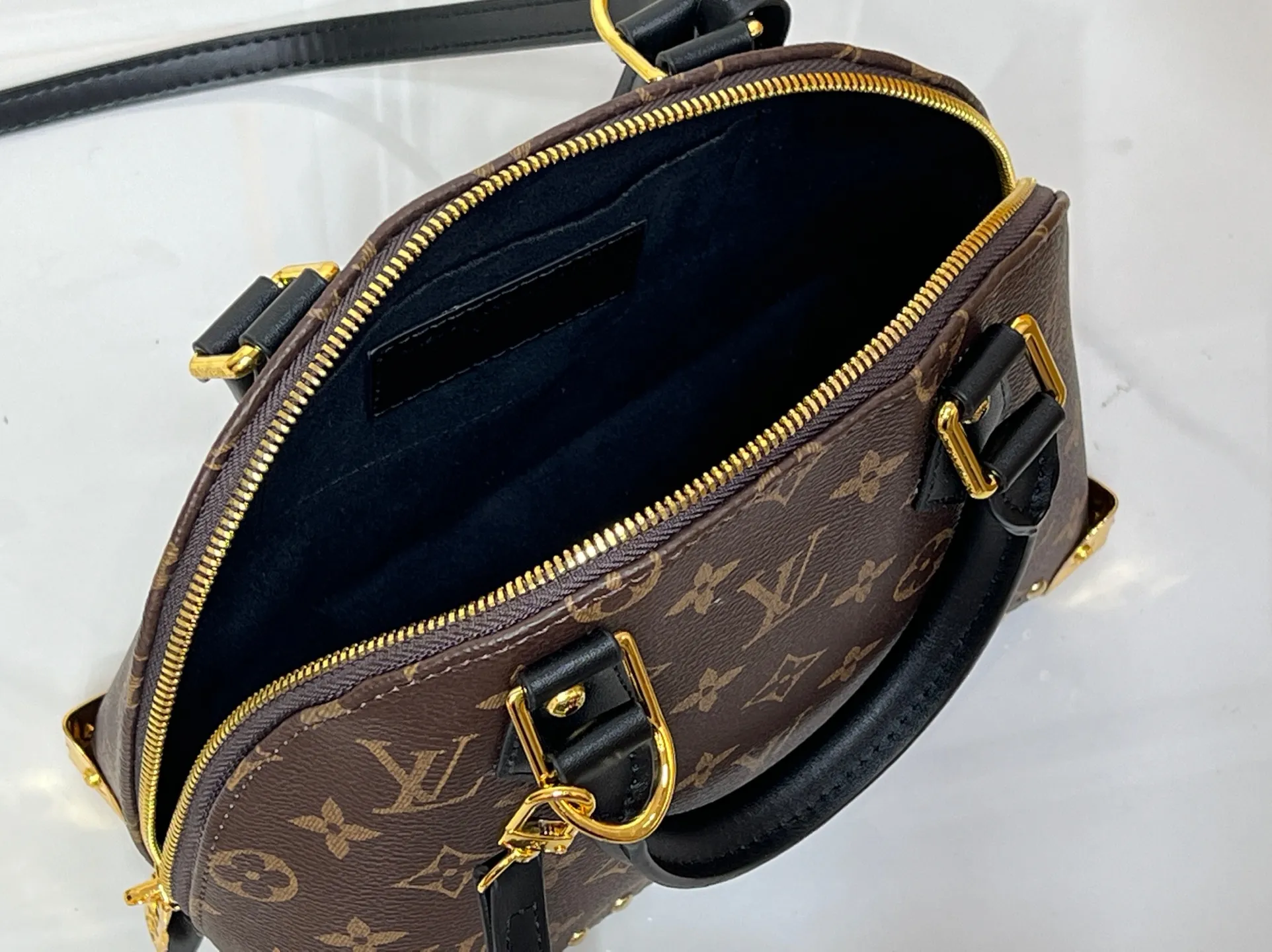 Batch 280💰Upgraded from the original M53153 M53152 Louis Vuitton's iconic handbag, one of the most structured and structured. Its prototype is a piece designed by Gaston Vuitton and named after the Alma Bridge, which connects two adjacent fashionable districts in Paris. Signature Monogram canvas gives it a classic feel. Dimensions: 25 x 19 x 12 (length x height x width)