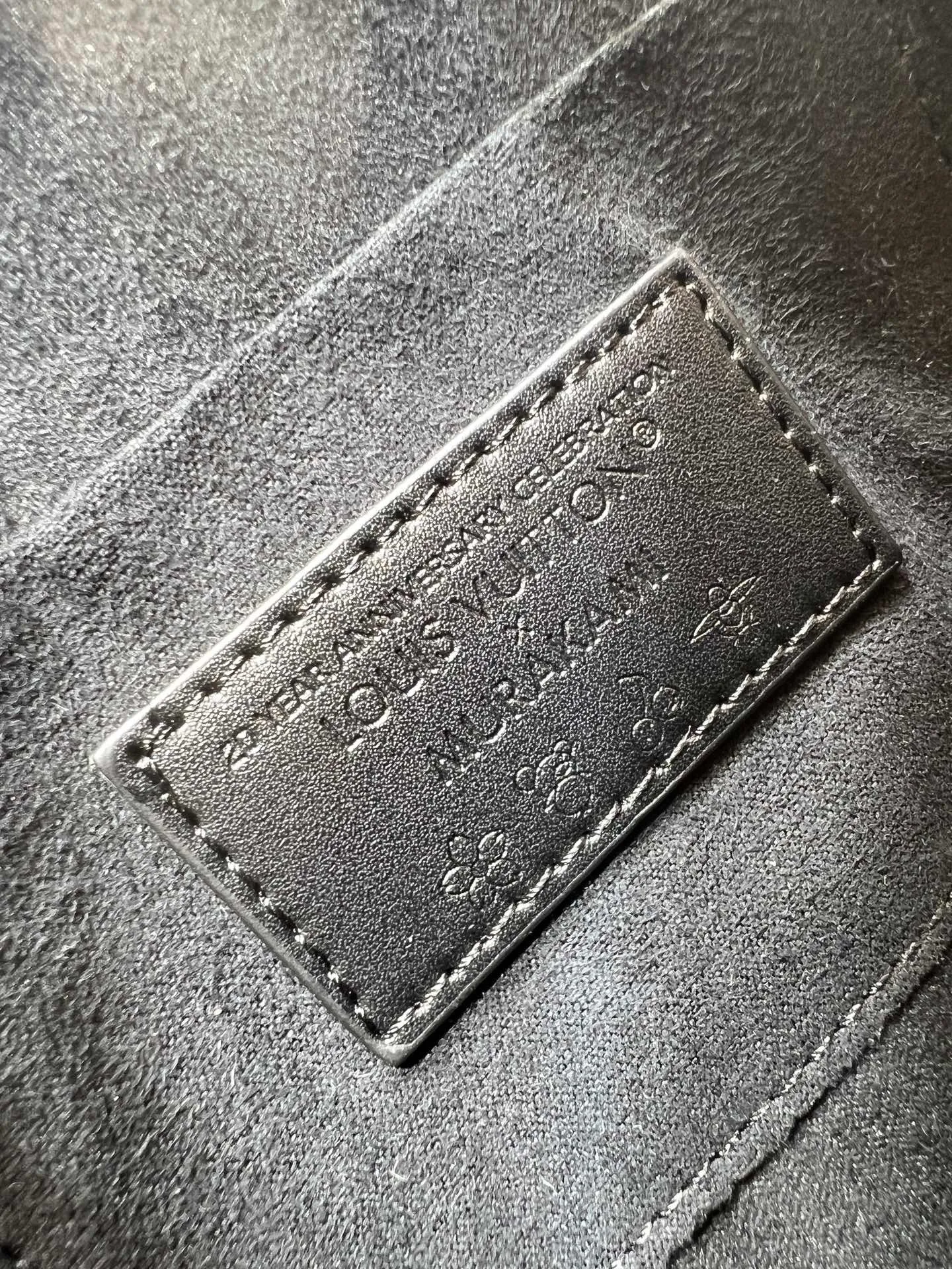 Batch 280💰Upgraded from the original M53153 M53152 Louis Vuitton's iconic handbag, one of the most structured and structured. Its prototype is a piece designed by Gaston Vuitton and named after the Alma Bridge, which connects two adjacent fashionable districts in Paris. Signature Monogram canvas gives it a classic feel. Dimensions: 25 x 19 x 12 (length x height x width)