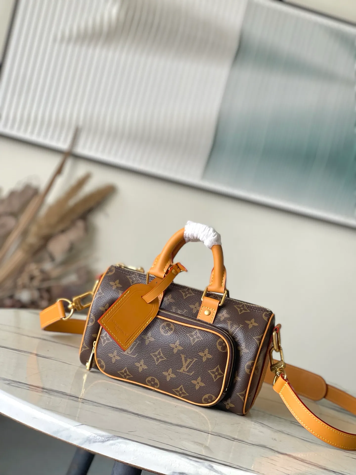 💰1060 Top original order M14981 This Keepal 25 Cargo handbag is from the Monogram Archive series. It is made of Monogram canvas with distressed cow leather trim, which brings out the retro style. The metallic beaded zipper puller and removable leather nameplate highlight the brand's ingenious details, while the front zipper pocket and main compartment add functional considerations. Dimensions: 25 × 15 × 11 cm