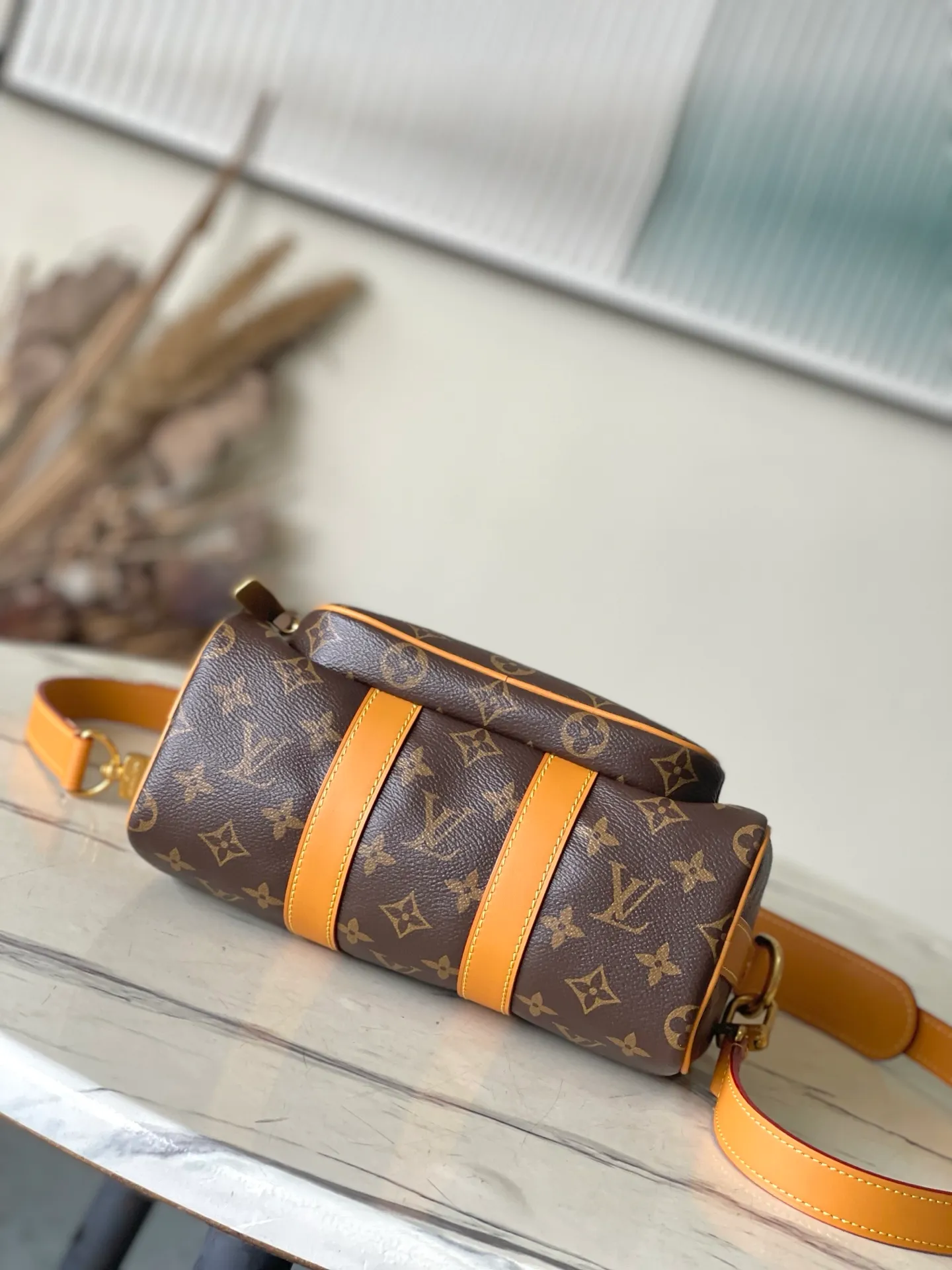 💰1060 Top original order M14981 This Keepal 25 Cargo handbag is from the Monogram Archive series. It is made of Monogram canvas with distressed cow leather trim, which brings out the retro style. The metallic beaded zipper puller and removable leather nameplate highlight the brand's ingenious details, while the front zipper pocket and main compartment add functional considerations. Dimensions: 25 × 15 × 11 cm