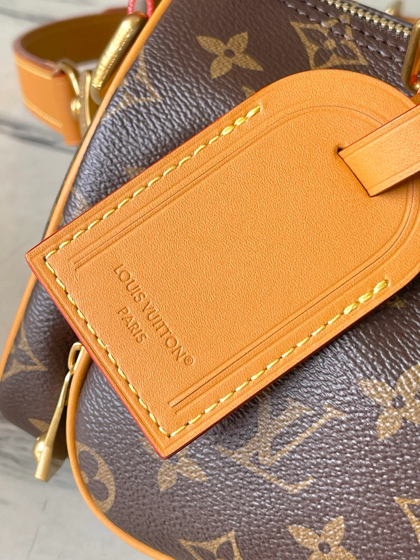 💰1060 Top original order M14981 This Keepal 25 Cargo handbag is from the Monogram Archive series. It is made of Monogram canvas with distressed cow leather trim, which brings out the retro style. The metallic beaded zipper puller and removable leather nameplate highlight the brand's ingenious details, while the front zipper pocket and main compartment add functional considerations. Dimensions: 25 × 15 × 11 cm