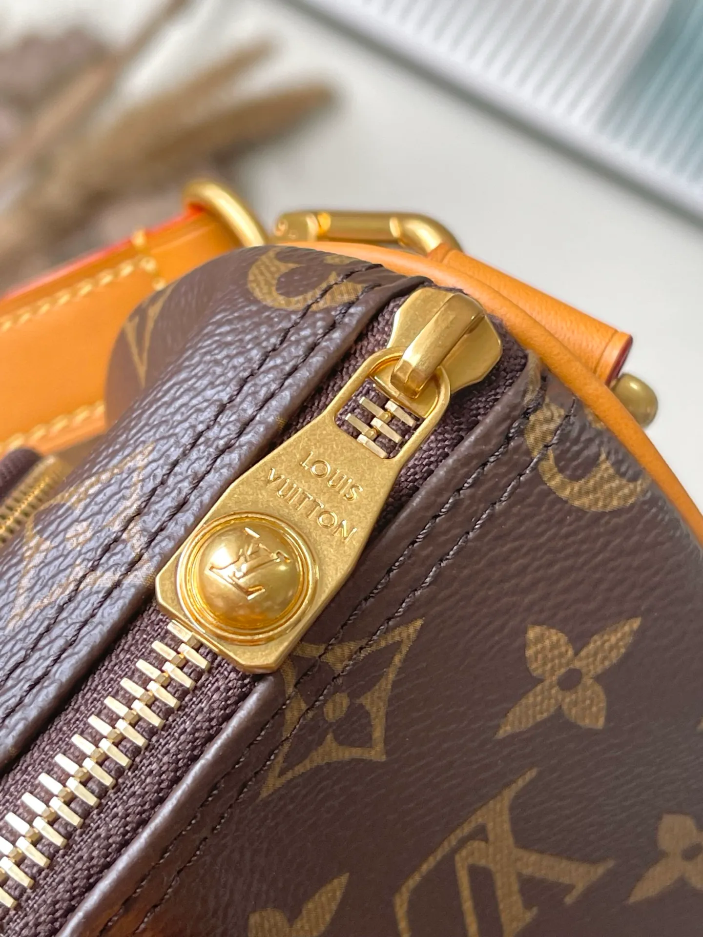 💰1060 Top original order M14981 This Keepal 25 Cargo handbag is from the Monogram Archive series. It is made of Monogram canvas with distressed cow leather trim, which brings out the retro style. The metallic beaded zipper puller and removable leather nameplate highlight the brand's ingenious details, while the front zipper pocket and main compartment add functional considerations. Dimensions: 25 × 15 × 11 cm