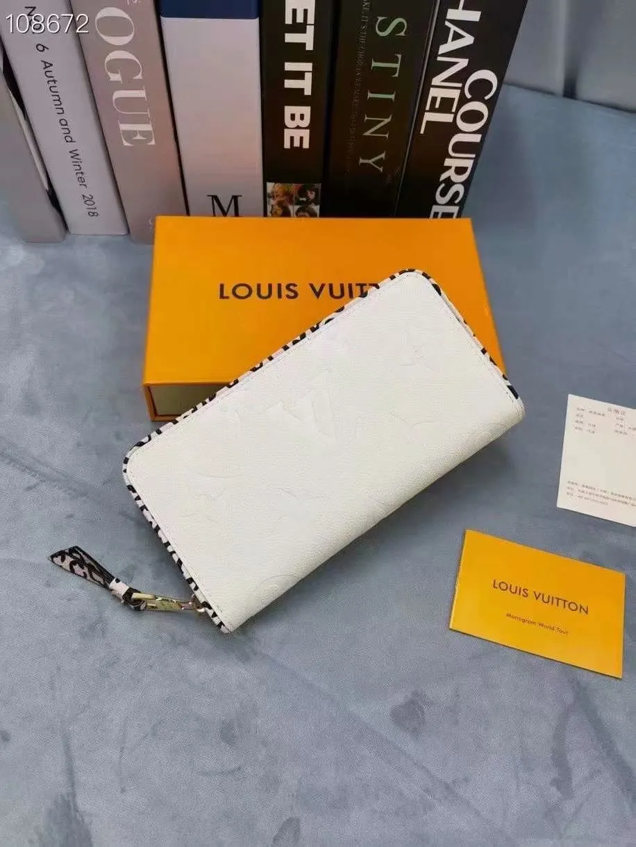 P160M69966 [Special introduction] Overseas special offer (counter goods) Zippy Lockme wallet made of soft calfskin, combines the iconic design of the zipper wallet with the distinctive elements of the fashion series: LV lettering ornaments and a front pocket for easy access to tickets and other items. Reliable wrap-around zipper design with multiple interior pockets and compartments. Dimensions: 19.5 x 10.0 x 2.5 cm