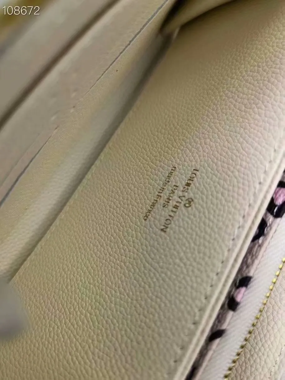 P160M69966 [Special introduction] Overseas special offer (counter goods) Zippy Lockme wallet made of soft calfskin, combines the iconic design of the zipper wallet with the distinctive elements of the fashion series: LV lettering ornaments and a front pocket for easy access to tickets and other items. Reliable wrap-around zipper design with multiple interior pockets and compartments. Dimensions: 19.5 x 10.0 x 2.5 cm