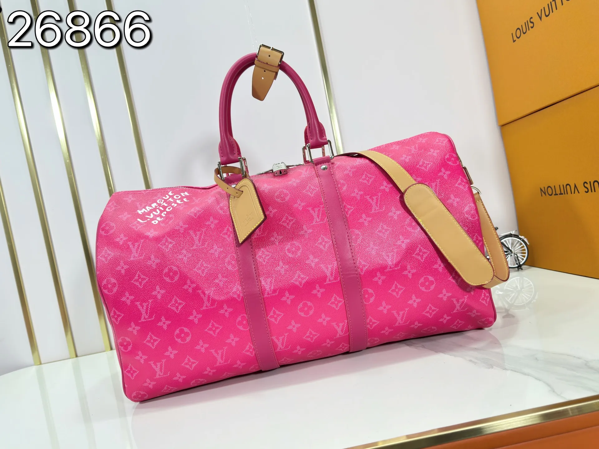 P340 Upgraded original M26864 M26865 M26866 This Keepall Bandoulière 50 travel bag is made of Monogram Heritage canvas dip-dyed in colorful colors, with cowhide trim, leather shoulder straps, removable leather nameplate and cotton lining. The Marque L.Vuitton Déposée logo pays homage to Louis Vuitton’s rich heritage.  29 x 23 x 50 cm (H x W x L) Monogram Heritage coated canvas Cow leather trim Textile lining Metal hardware Carry-on baggage dimensions Double zip closure Padlock Removable name tag Internal zip pocket Handles: Double handles