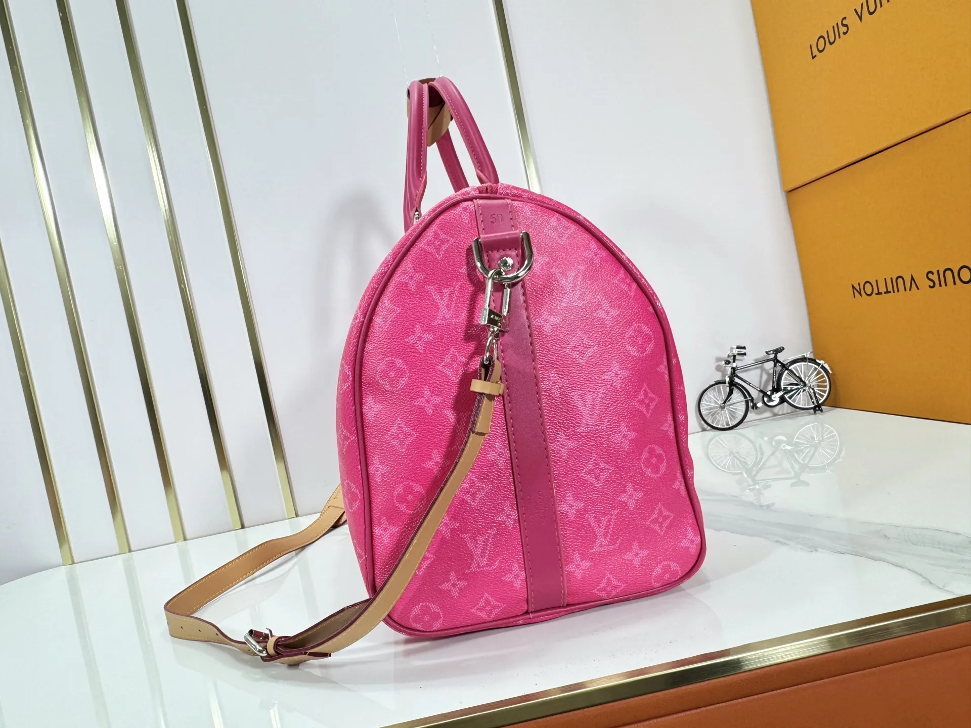 P340 Upgraded original M26864 M26865 M26866 This Keepall Bandoulière 50 travel bag is made of Monogram Heritage canvas dip-dyed in colorful colors, with cowhide trim, leather shoulder straps, removable leather nameplate and cotton lining. The Marque L.Vuitton Déposée logo pays homage to Louis Vuitton’s rich heritage.  29 x 23 x 50 cm (H x W x L) Monogram Heritage coated canvas Cow leather trim Textile lining Metal hardware Carry-on baggage dimensions Double zip closure Padlock Removable name tag Internal zip pocket Handles: Double handles