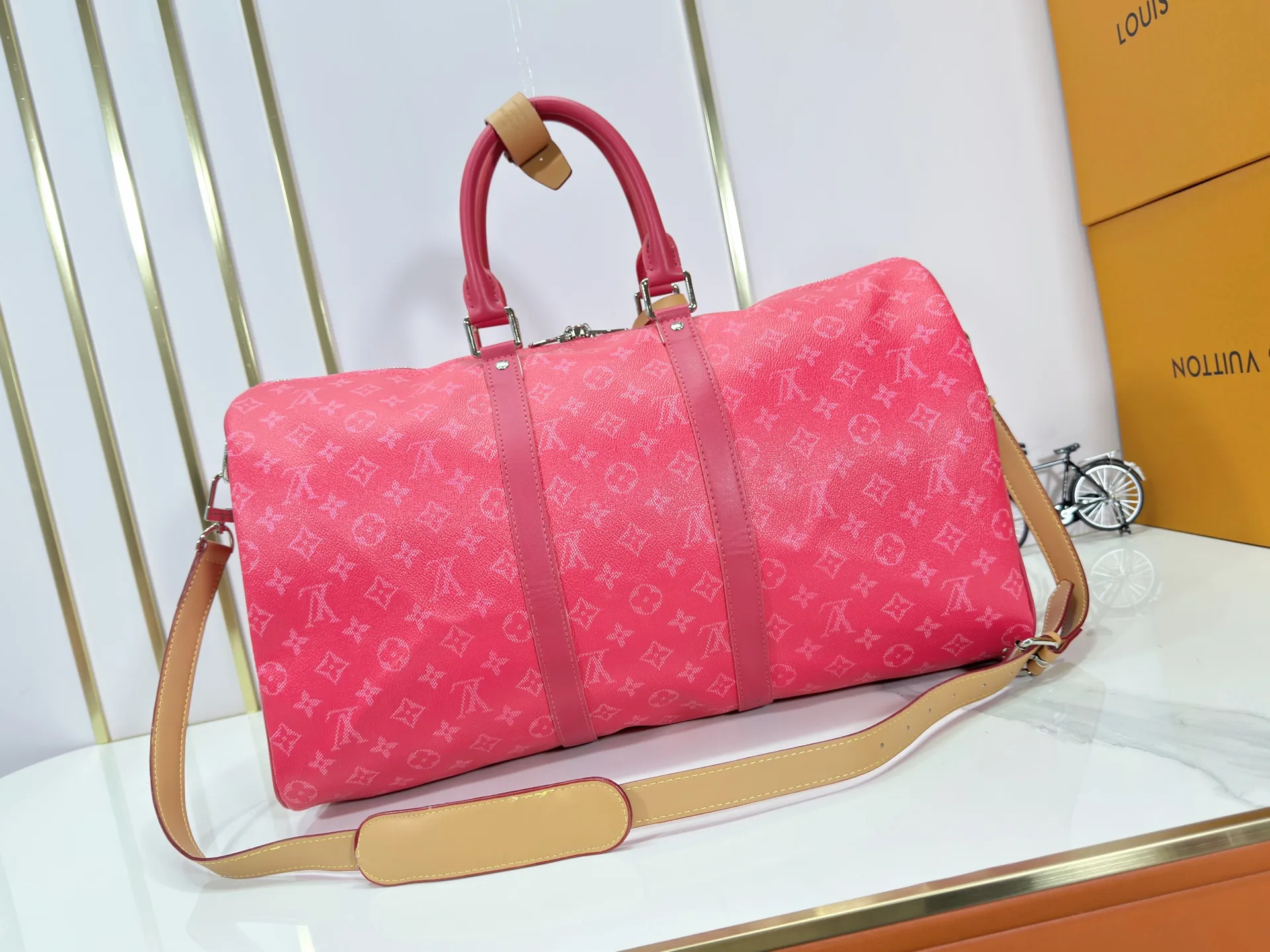 P340 Upgraded original M26864 M26865 M26866 This Keepall Bandoulière 50 travel bag is made of Monogram Heritage canvas dip-dyed in colorful colors, with cowhide trim, leather shoulder straps, removable leather nameplate and cotton lining. The Marque L.Vuitton Déposée logo pays homage to Louis Vuitton’s rich heritage.  29 x 23 x 50 cm (H x W x L) Monogram Heritage coated canvas Cow leather trim Textile lining Metal hardware Carry-on baggage dimensions Double zip closure Padlock Removable name tag Internal zip pocket Handles: Double handles