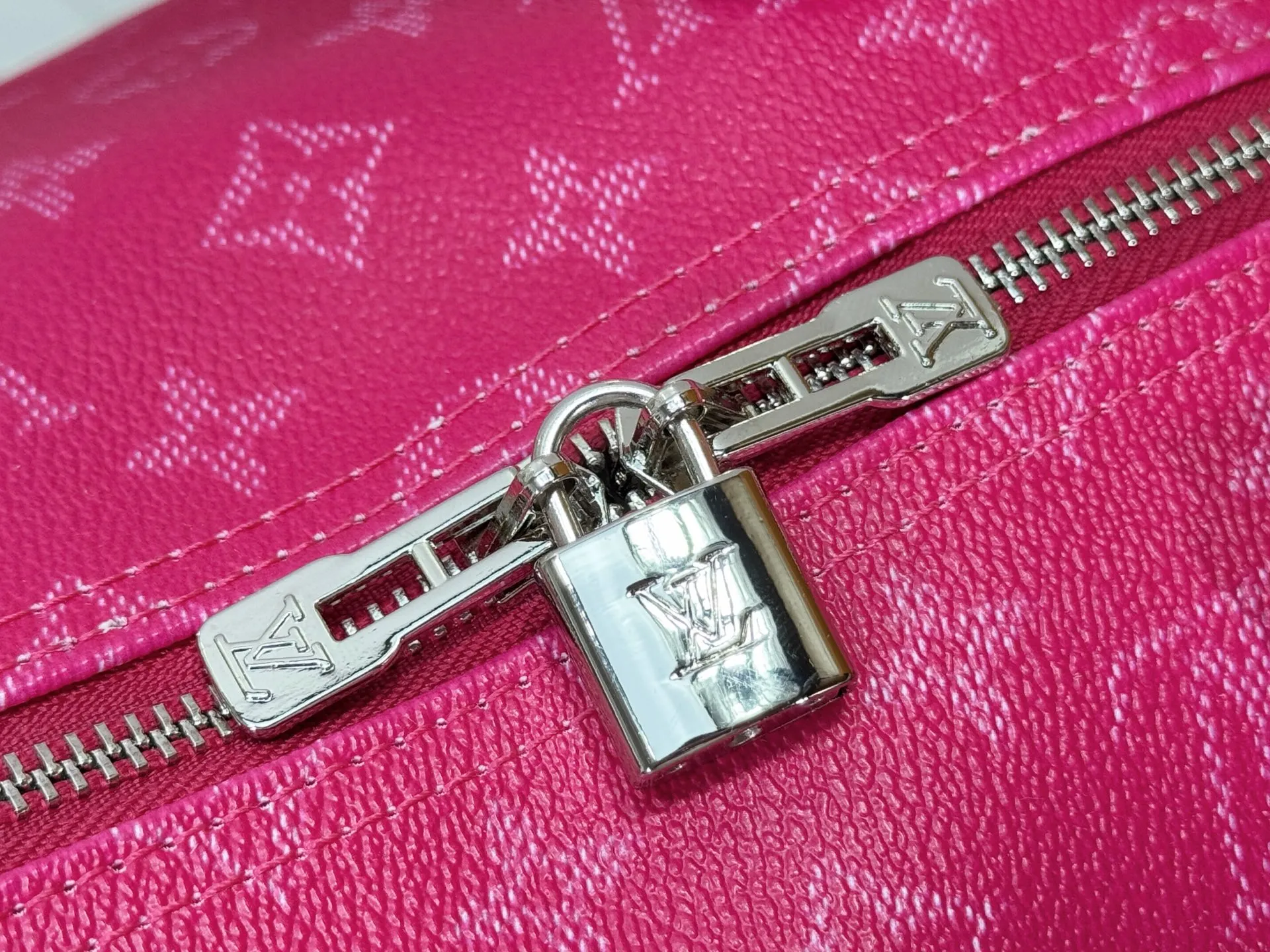 P340 Upgraded original M26864 M26865 M26866 This Keepall Bandoulière 50 travel bag is made of Monogram Heritage canvas dip-dyed in colorful colors, with cowhide trim, leather shoulder straps, removable leather nameplate and cotton lining. The Marque L.Vuitton Déposée logo pays homage to Louis Vuitton’s rich heritage.  29 x 23 x 50 cm (H x W x L) Monogram Heritage coated canvas Cow leather trim Textile lining Metal hardware Carry-on baggage dimensions Double zip closure Padlock Removable name tag Internal zip pocket Handles: Double handles