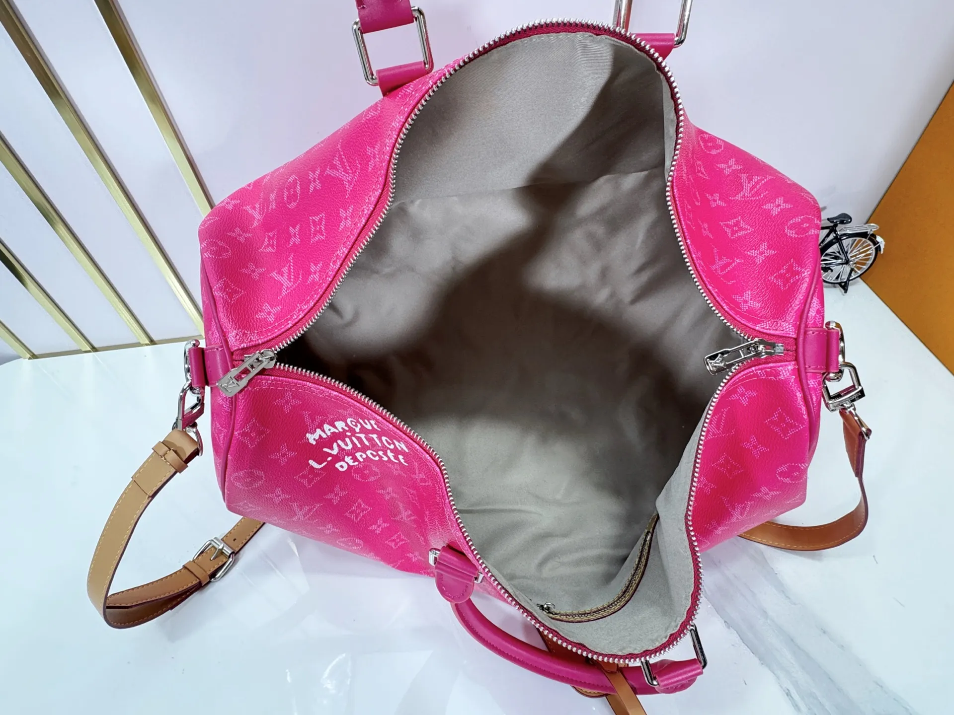 P340 Upgraded original M26864 M26865 M26866 This Keepall Bandoulière 50 travel bag is made of Monogram Heritage canvas dip-dyed in colorful colors, with cowhide trim, leather shoulder straps, removable leather nameplate and cotton lining. The Marque L.Vuitton Déposée logo pays homage to Louis Vuitton’s rich heritage.  29 x 23 x 50 cm (H x W x L) Monogram Heritage coated canvas Cow leather trim Textile lining Metal hardware Carry-on baggage dimensions Double zip closure Padlock Removable name tag Internal zip pocket Handles: Double handles