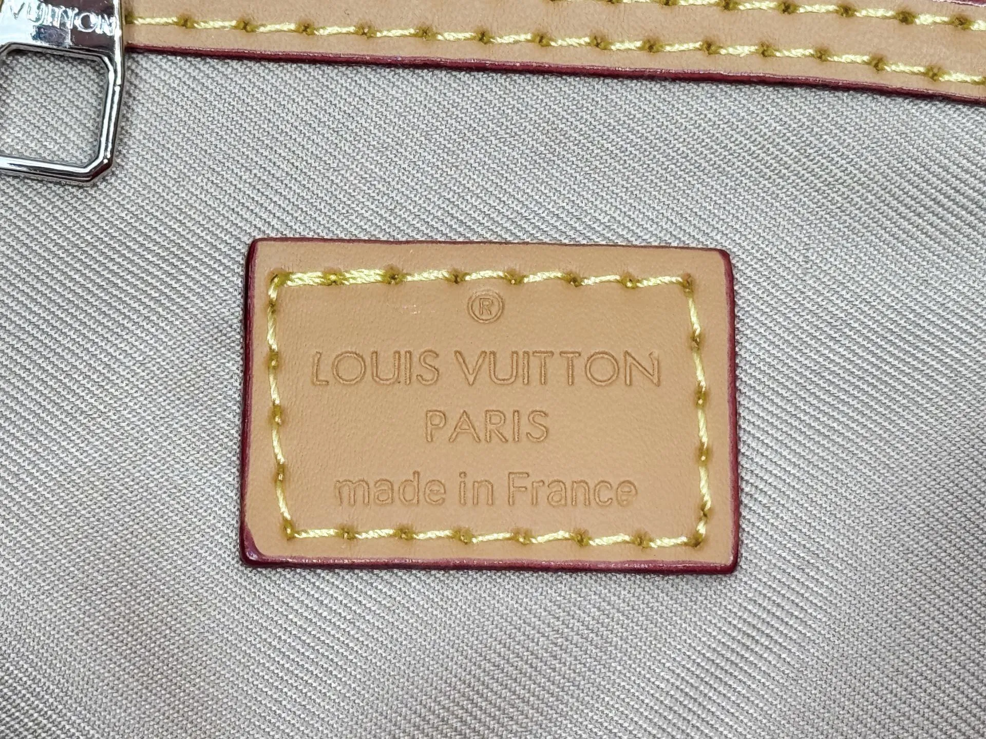 P340 Upgraded original M26864 M26865 M26866 This Keepall Bandoulière 50 travel bag is made of Monogram Heritage canvas dip-dyed in colorful colors, with cowhide trim, leather shoulder straps, removable leather nameplate and cotton lining. The Marque L.Vuitton Déposée logo pays homage to Louis Vuitton’s rich heritage.  29 x 23 x 50 cm (H x W x L) Monogram Heritage coated canvas Cow leather trim Textile lining Metal hardware Carry-on baggage dimensions Double zip closure Padlock Removable name tag Internal zip pocket Handles: Double handles