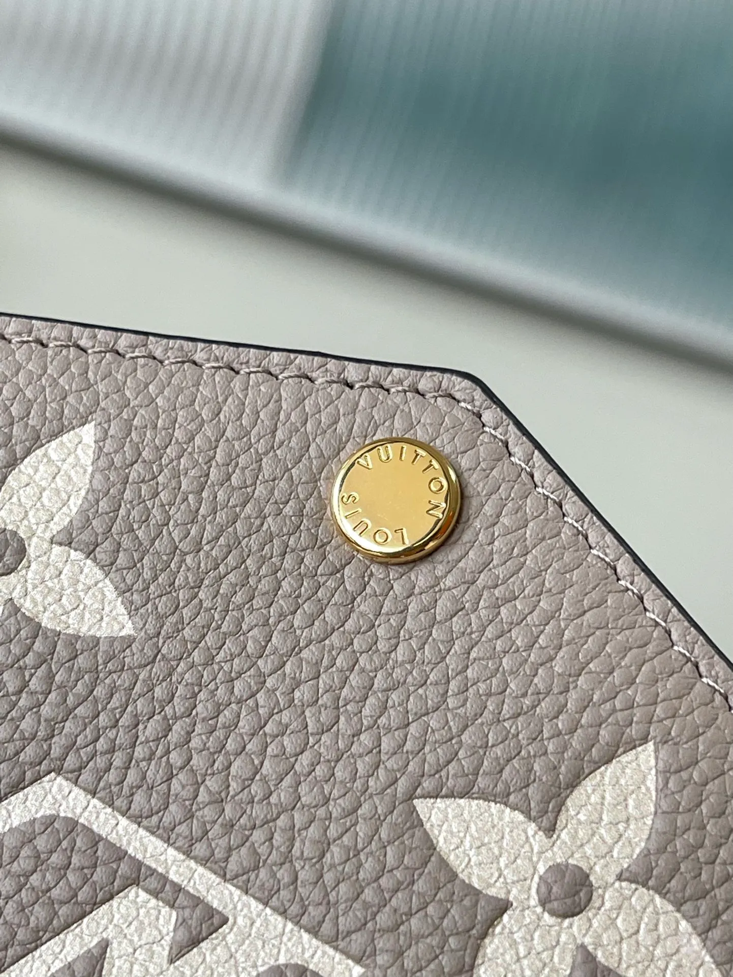 💰740 (top layer leather) top original order M69977 gray. Support counter inspection. Photos taken of duty-free goods are consistent with the product without unpacking. This product is an exclusive duty-free product in the market and is the highest-end product. Inspection is supported. This product has passed strict inspection and is flawless. Please wear gloves when touching the product. This product is not returnable or exchangeable. Please confirm the product first and then remove the label on the handle. This product is temporarily not open to the public, only regular customers, and is in short supply. Dimensions: 25 x 14.5 x 4.5 cm