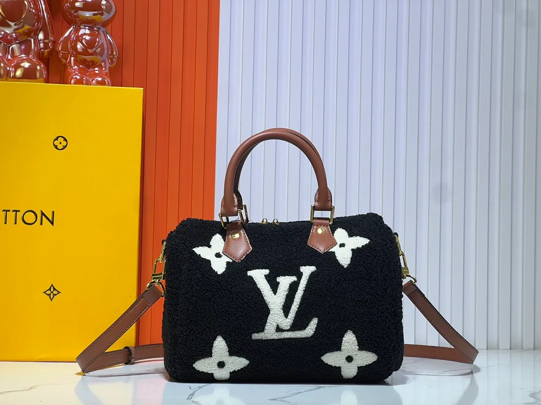 Batch 260💰Upgraded original M23468 M40390 [Speedy Bandoulière 25 handbag] Lamb velvet🔥Made of soft wool leather with grained leather trim, relying on complex intarsia technology to outline the Giant Monogram pattern, showing the trend of the winter series. Rolled leather top handles and removable and adjustable leather shoulder strap allow for a variety of carrying options. Dimensions: 25.0 x 19.0 x 15.0 cm