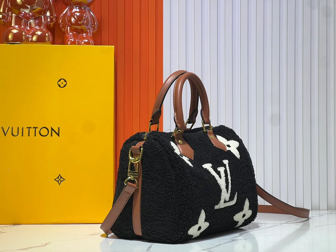Batch 260💰Upgraded original M23468 M40390 [Speedy Bandoulière 25 handbag] Lamb velvet🔥Made of soft wool leather with grained leather trim, relying on complex intarsia technology to outline the Giant Monogram pattern, showing the trend of the winter series. Rolled leather top handles and removable and adjustable leather shoulder strap allow for a variety of carrying options. Dimensions: 25.0 x 19.0 x 15.0 cm