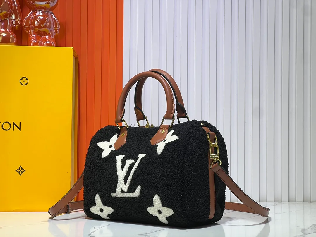Batch 260💰Upgraded original M23468 M40390 [Speedy Bandoulière 25 handbag] Lamb velvet🔥Made of soft wool leather with grained leather trim, relying on complex intarsia technology to outline the Giant Monogram pattern, showing the trend of the winter series. Rolled leather top handles and removable and adjustable leather shoulder strap allow for a variety of carrying options. Dimensions: 25.0 x 19.0 x 15.0 cm