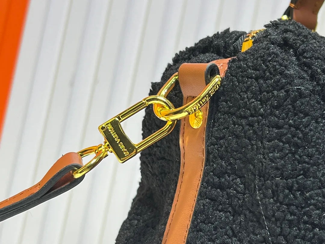 Batch 260💰Upgraded original M23468 M40390 [Speedy Bandoulière 25 handbag] Lamb velvet🔥Made of soft wool leather with grained leather trim, relying on complex intarsia technology to outline the Giant Monogram pattern, showing the trend of the winter series. Rolled leather top handles and removable and adjustable leather shoulder strap allow for a variety of carrying options. Dimensions: 25.0 x 19.0 x 15.0 cm