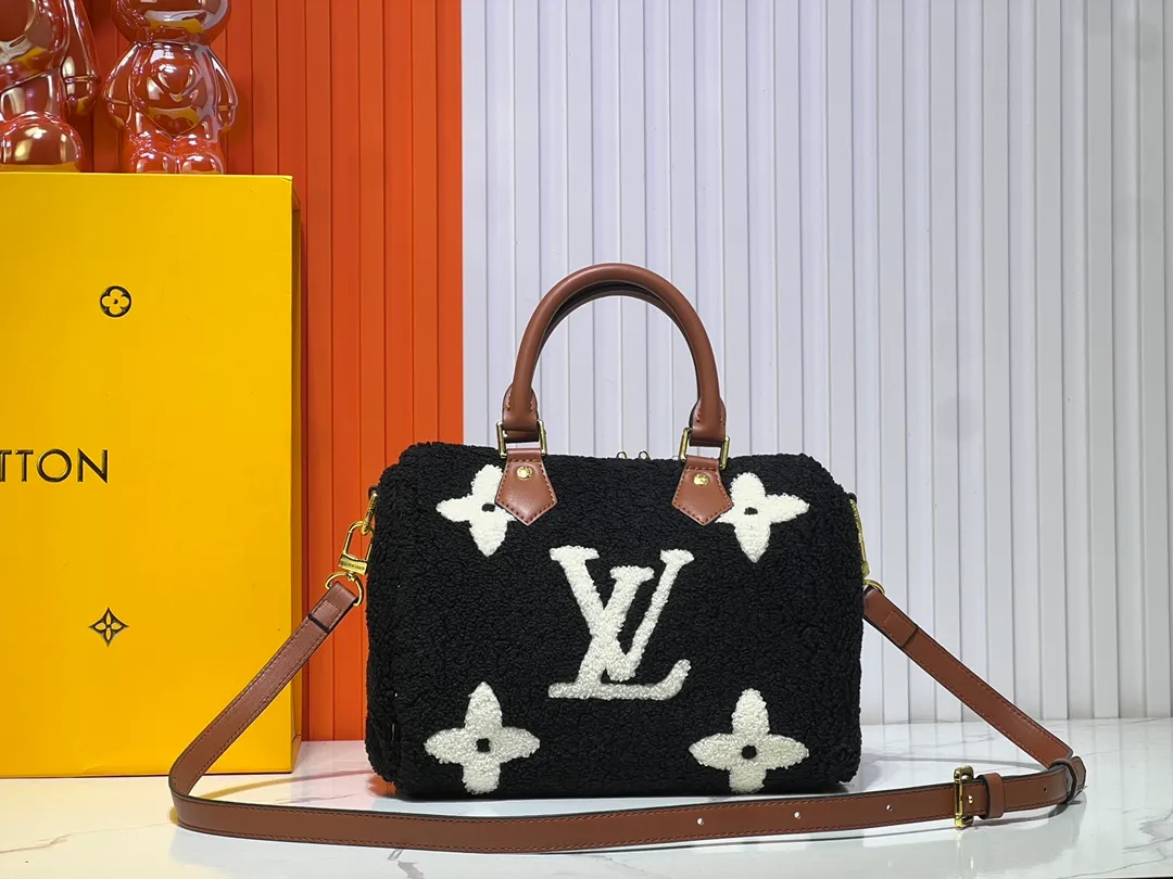 Batch 260💰Upgraded original M23468 M40390 [Speedy Bandoulière 25 handbag] Lamb velvet🔥Made of soft wool leather with grained leather trim, relying on complex intarsia technology to outline the Giant Monogram pattern, showing the trend of the winter series. Rolled leather top handles and removable and adjustable leather shoulder strap allow for a variety of carrying options. Dimensions: 25.0 x 19.0 x 15.0 cm