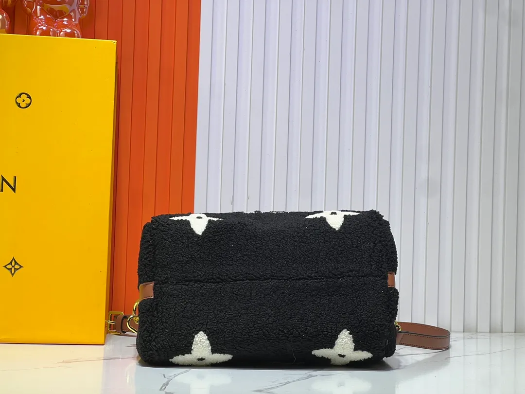 Batch 260💰Upgraded original M23468 M40390 [Speedy Bandoulière 25 handbag] Lamb velvet🔥Made of soft wool leather with grained leather trim, relying on complex intarsia technology to outline the Giant Monogram pattern, showing the trend of the winter series. Rolled leather top handles and removable and adjustable leather shoulder strap allow for a variety of carrying options. Dimensions: 25.0 x 19.0 x 15.0 cm