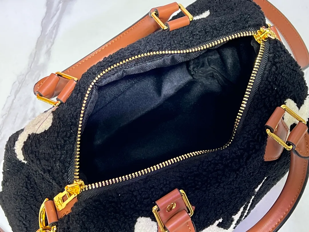 Batch 260💰Upgraded original M23468 M40390 [Speedy Bandoulière 25 handbag] Lamb velvet🔥Made of soft wool leather with grained leather trim, relying on complex intarsia technology to outline the Giant Monogram pattern, showing the trend of the winter series. Rolled leather top handles and removable and adjustable leather shoulder strap allow for a variety of carrying options. Dimensions: 25.0 x 19.0 x 15.0 cm
