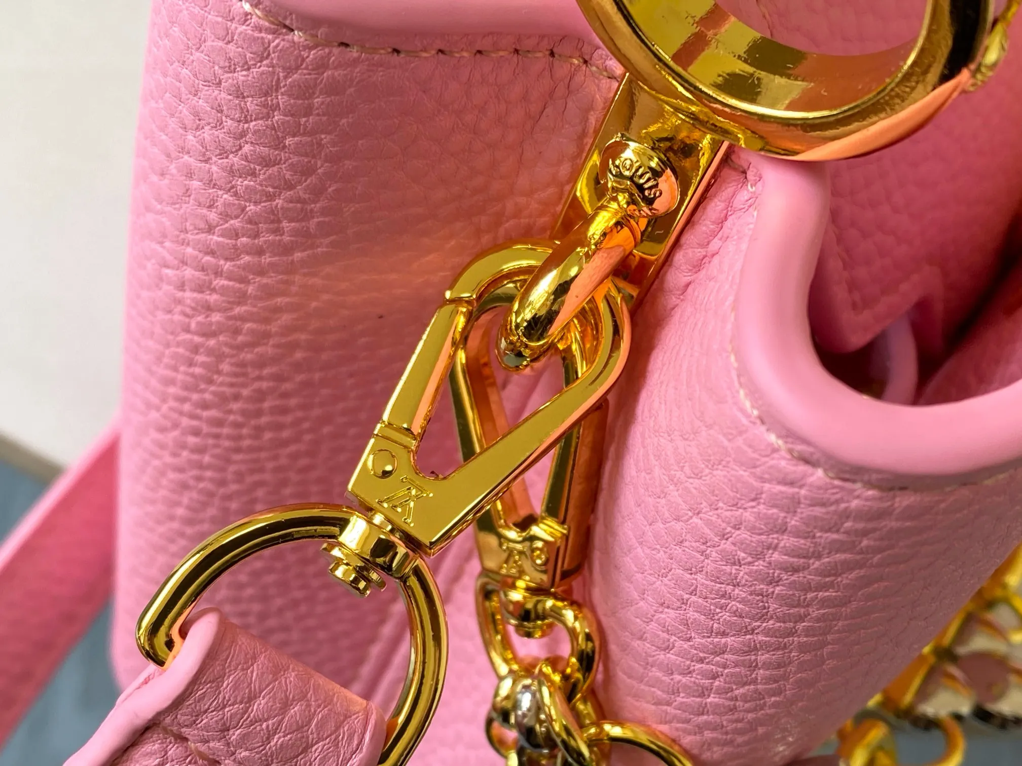 P480 [Guangzhou top quality original version] M26351 Pink This modern version of Capucines mini is made of timeless Taurillon leather and equipped with a jewelry-inspired Infinity chain. The bag is decorated with double galvanized metal parts, including the iconic Monogram floral pattern, and the LV Initials logo created with sunburst technology, creating a sundial-like light and shadow effect. The bag has multiple pockets and a detachable shoulder strap, allowing it to be carried on one shoulder or across the body. 14 x 8 x 21 cm (height x width x length)