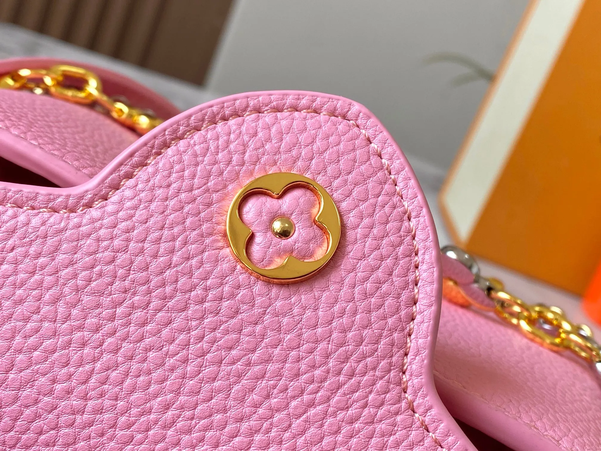 P480 [Guangzhou top quality original version] M26351 Pink This modern version of Capucines mini is made of timeless Taurillon leather and equipped with a jewelry-inspired Infinity chain. The bag is decorated with double galvanized metal parts, including the iconic Monogram floral pattern, and the LV Initials logo created with sunburst technology, creating a sundial-like light and shadow effect. The bag has multiple pockets and a detachable shoulder strap, allowing it to be carried on one shoulder or across the body. 14 x 8 x 21 cm (height x width x length)