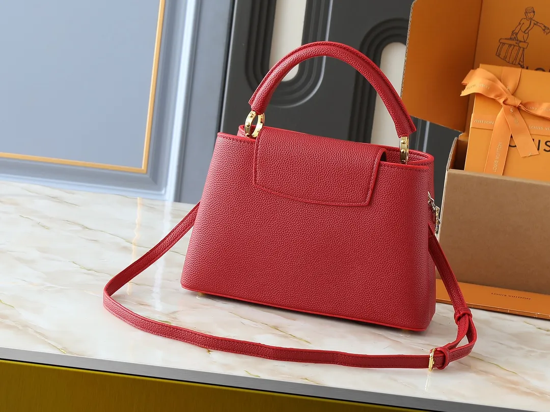 💰420💰Guangzhou goods Upgraded original M12935 M12936 M12937 M12938 This Capucines medium handbag is from the Chain On You series, using Taurillon cow leather to focus on the brand's ingenuity and fine craftsmanship. The jewelry-style double-plated chain is embellished with Monogram flowers, while rounded LV letters and hardware add sophisticated touches. Whether worn cross-body, hand-carried or shoulder-carried, it can display elegant style. Dimensions: 31.5 x 20.0 x 11.0 cm (length x height x width)