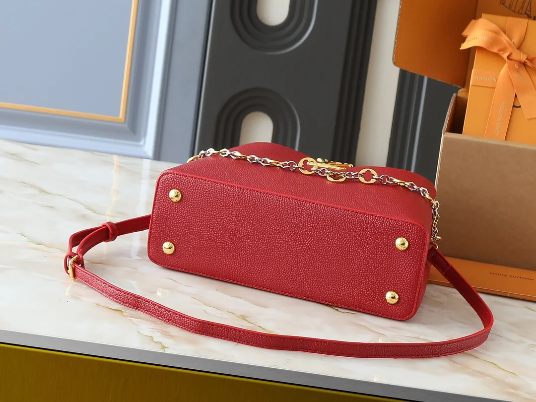 💰420💰Guangzhou goods Upgraded original M12935 M12936 M12937 M12938 This Capucines medium handbag is from the Chain On You series, using Taurillon cow leather to focus on the brand's ingenuity and fine craftsmanship. The jewelry-style double-plated chain is embellished with Monogram flowers, while rounded LV letters and hardware add sophisticated touches. Whether worn cross-body, hand-carried or shoulder-carried, it can display elegant style. Dimensions: 31.5 x 20.0 x 11.0 cm (length x height x width)