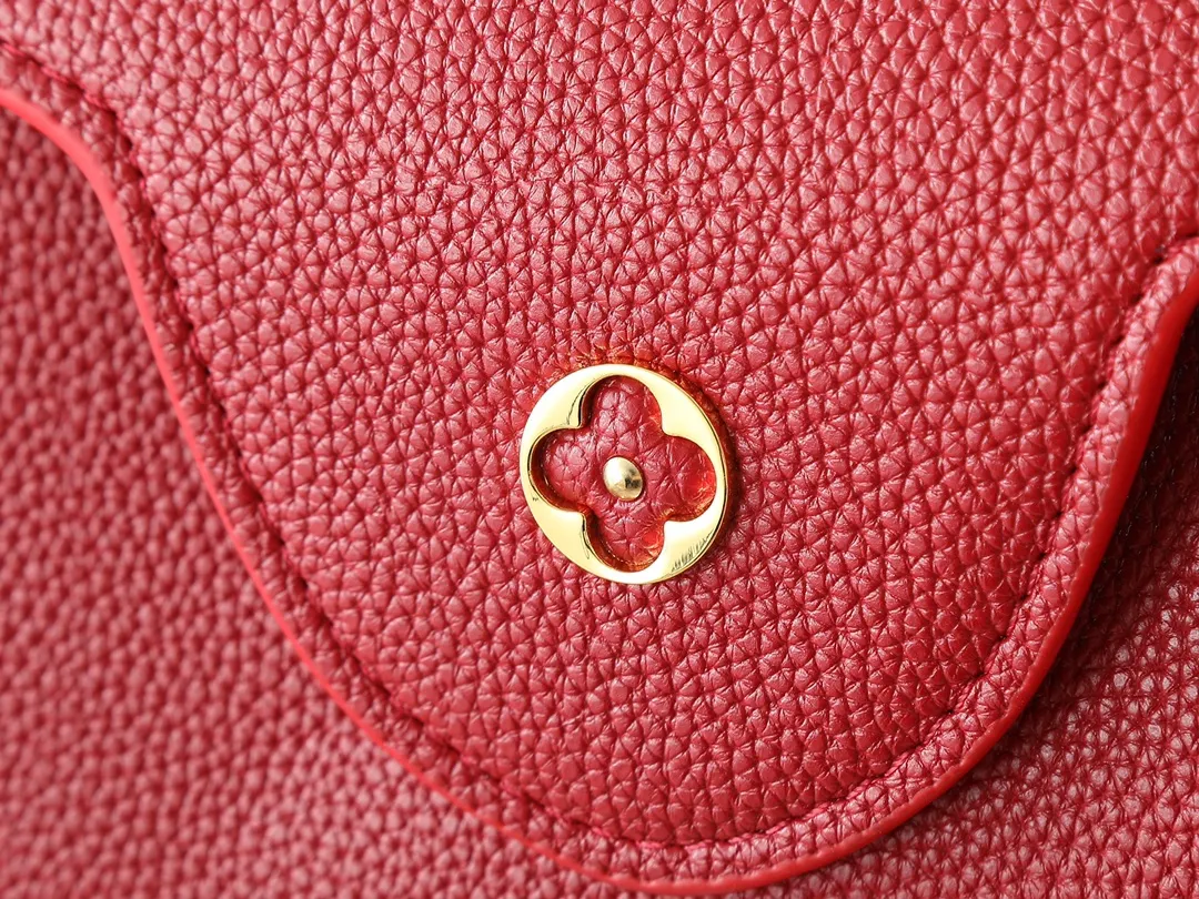 💰420💰Guangzhou goods Upgraded original M12935 M12936 M12937 M12938 This Capucines medium handbag is from the Chain On You series, using Taurillon cow leather to focus on the brand's ingenuity and fine craftsmanship. The jewelry-style double-plated chain is embellished with Monogram flowers, while rounded LV letters and hardware add sophisticated touches. Whether worn cross-body, hand-carried or shoulder-carried, it can display elegant style. Dimensions: 31.5 x 20.0 x 11.0 cm (length x height x width)