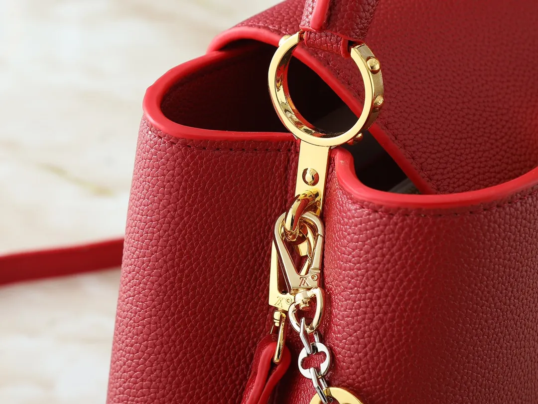 💰420💰Guangzhou goods Upgraded original M12935 M12936 M12937 M12938 This Capucines medium handbag is from the Chain On You series, using Taurillon cow leather to focus on the brand's ingenuity and fine craftsmanship. The jewelry-style double-plated chain is embellished with Monogram flowers, while rounded LV letters and hardware add sophisticated touches. Whether worn cross-body, hand-carried or shoulder-carried, it can display elegant style. Dimensions: 31.5 x 20.0 x 11.0 cm (length x height x width)