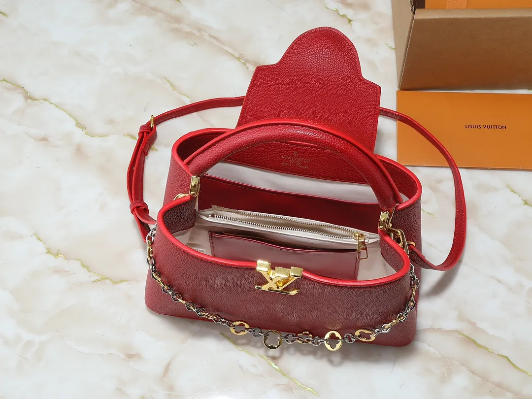 💰420💰Guangzhou goods Upgraded original M12935 M12936 M12937 M12938 This Capucines medium handbag is from the Chain On You series, using Taurillon cow leather to focus on the brand's ingenuity and fine craftsmanship. The jewelry-style double-plated chain is embellished with Monogram flowers, while rounded LV letters and hardware add sophisticated touches. Whether worn cross-body, hand-carried or shoulder-carried, it can display elegant style. Dimensions: 31.5 x 20.0 x 11.0 cm (length x height x width)