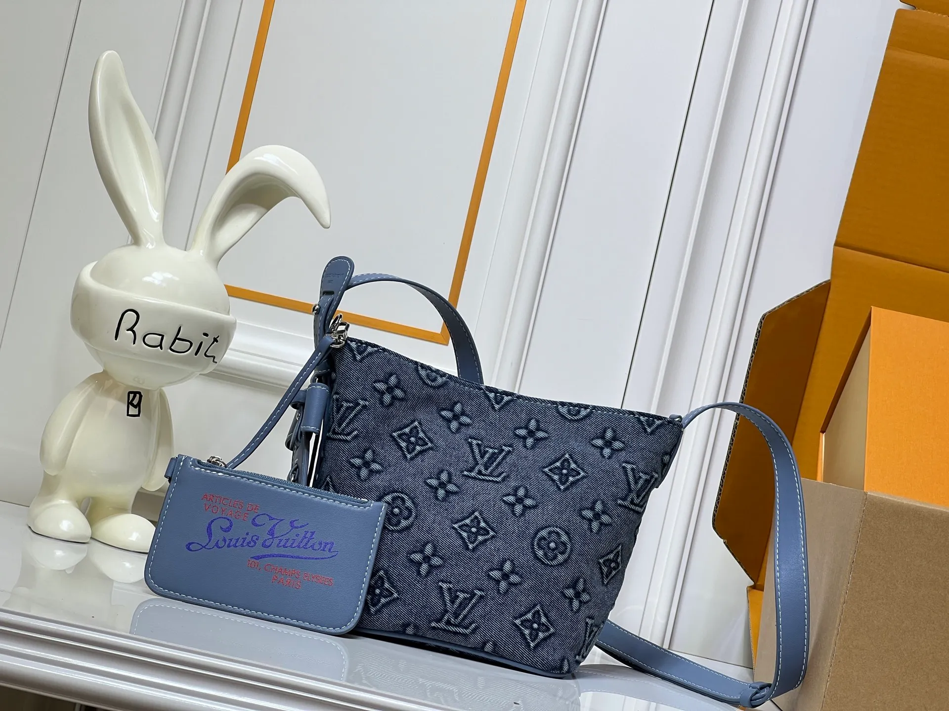 Batch 260💰M15130 M12925 Embossed Denim Louis Vuitton uses LV Romance elements to convey vitality and launches this All In BB handbag in the 2025 early autumn series. The classic Monogram and Damier patterns are creatively blended, and the delicate cow leather body is embellished with iconic padlocks and Bloom decorations. Plenty of space to easily store daily necessities, and the detachable zipper bag keeps small items safe and secure. Size: 16x18x12cm