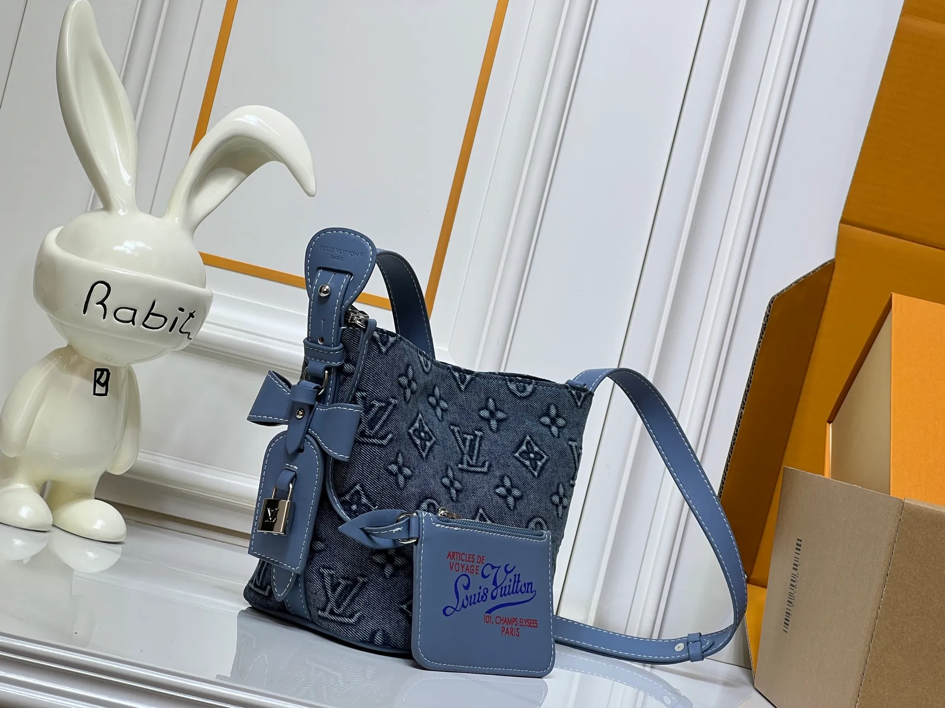 Batch 260💰M15130 M12925 Embossed Denim Louis Vuitton uses LV Romance elements to convey vitality and launches this All In BB handbag in the 2025 early autumn series. The classic Monogram and Damier patterns are creatively blended, and the delicate cow leather body is embellished with iconic padlocks and Bloom decorations. Plenty of space to easily store daily necessities, and the detachable zipper bag keeps small items safe and secure. Size: 16x18x12cm
