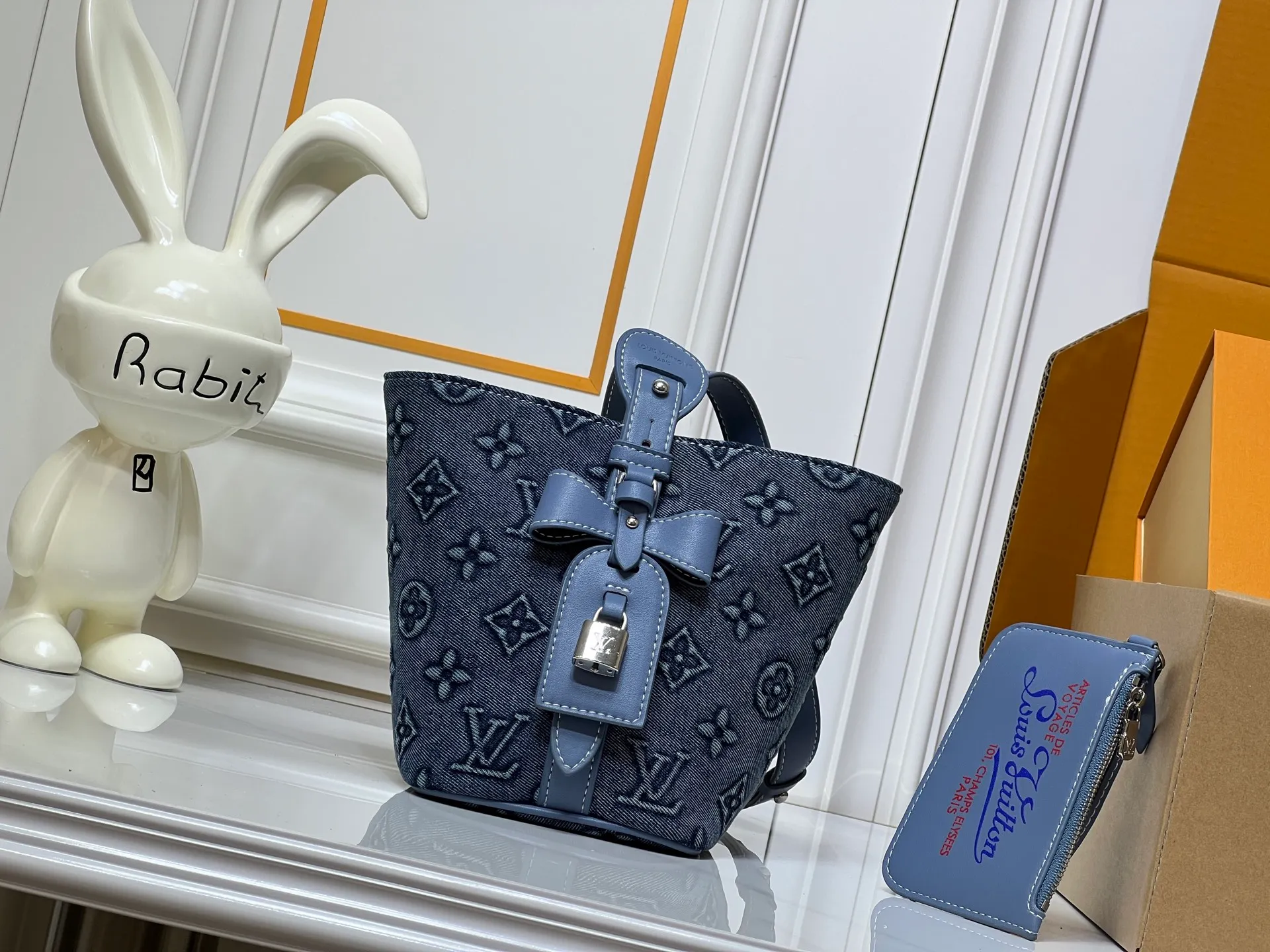 Batch 260💰M15130 M12925 Embossed Denim Louis Vuitton uses LV Romance elements to convey vitality and launches this All In BB handbag in the 2025 early autumn series. The classic Monogram and Damier patterns are creatively blended, and the delicate cow leather body is embellished with iconic padlocks and Bloom decorations. Plenty of space to easily store daily necessities, and the detachable zipper bag keeps small items safe and secure. Size: 16x18x12cm