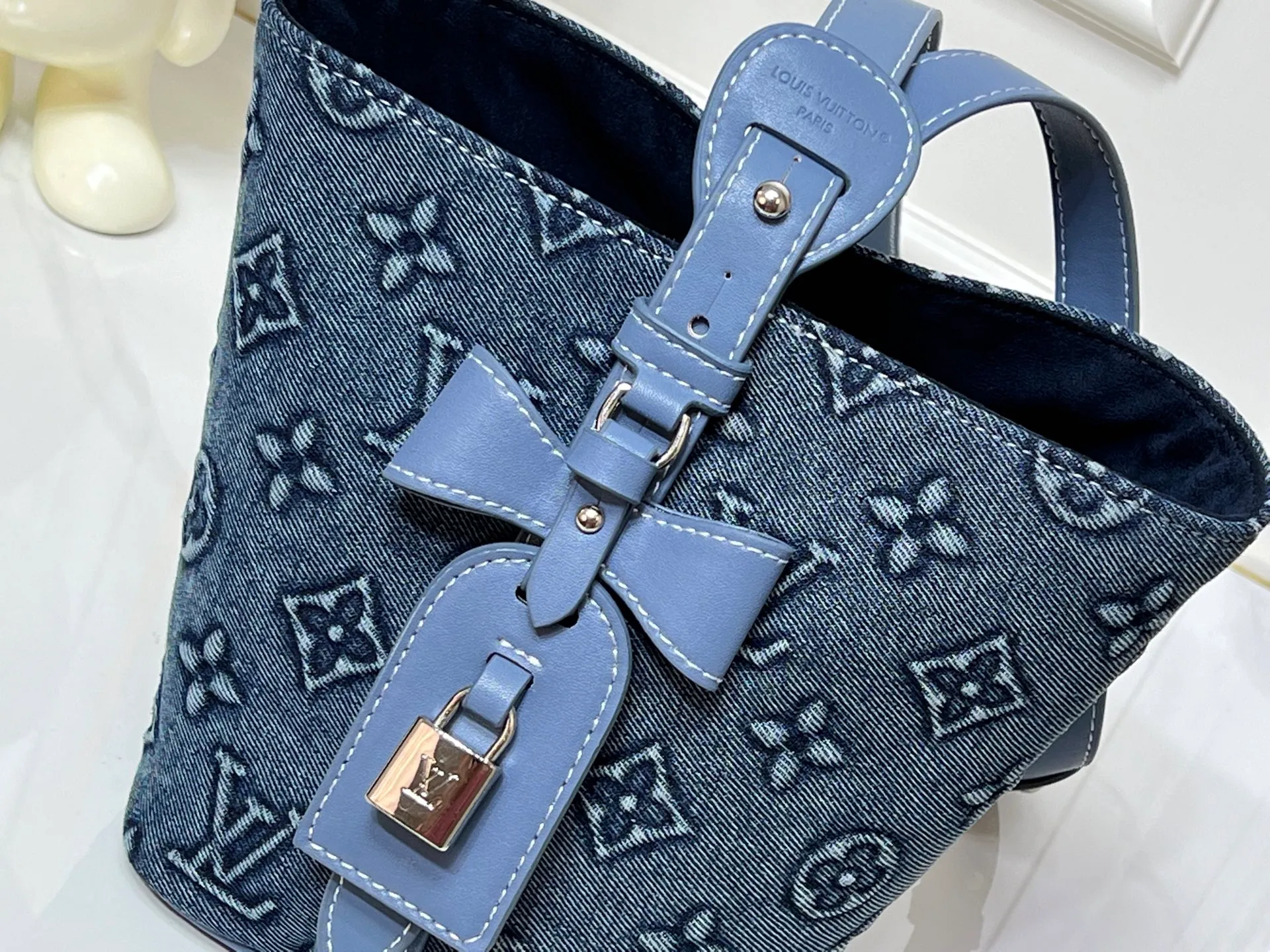 Batch 260💰M15130 M12925 Embossed Denim Louis Vuitton uses LV Romance elements to convey vitality and launches this All In BB handbag in the 2025 early autumn series. The classic Monogram and Damier patterns are creatively blended, and the delicate cow leather body is embellished with iconic padlocks and Bloom decorations. Plenty of space to easily store daily necessities, and the detachable zipper bag keeps small items safe and secure. Size: 16x18x12cm