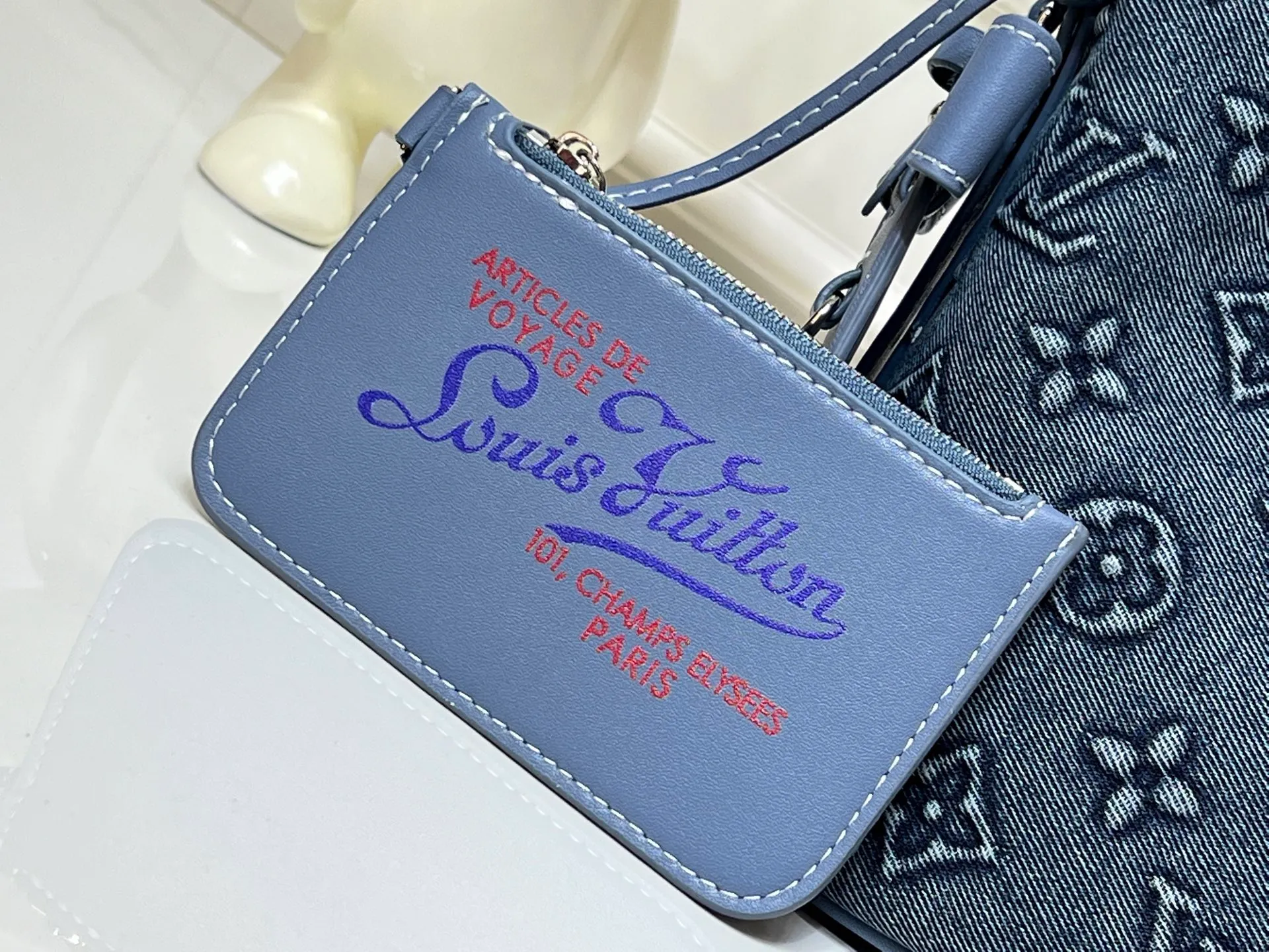 Batch 260💰M15130 M12925 Embossed Denim Louis Vuitton uses LV Romance elements to convey vitality and launches this All In BB handbag in the 2025 early autumn series. The classic Monogram and Damier patterns are creatively blended, and the delicate cow leather body is embellished with iconic padlocks and Bloom decorations. Plenty of space to easily store daily necessities, and the detachable zipper bag keeps small items safe and secure. Size: 16x18x12cm