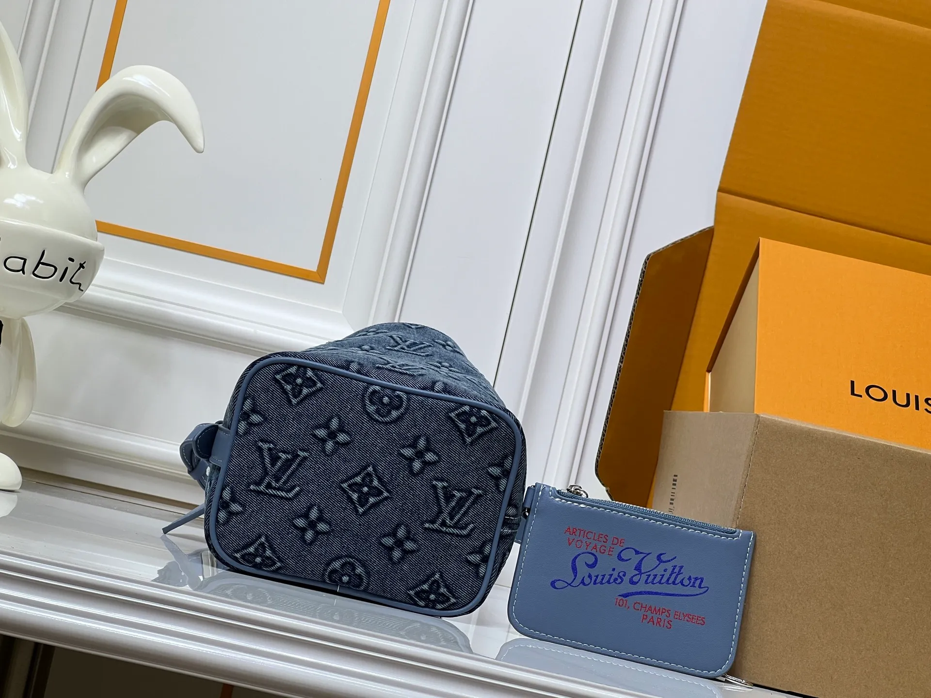Batch 260💰M15130 M12925 Embossed Denim Louis Vuitton uses LV Romance elements to convey vitality and launches this All In BB handbag in the 2025 early autumn series. The classic Monogram and Damier patterns are creatively blended, and the delicate cow leather body is embellished with iconic padlocks and Bloom decorations. Plenty of space to easily store daily necessities, and the detachable zipper bag keeps small items safe and secure. Size: 16x18x12cm