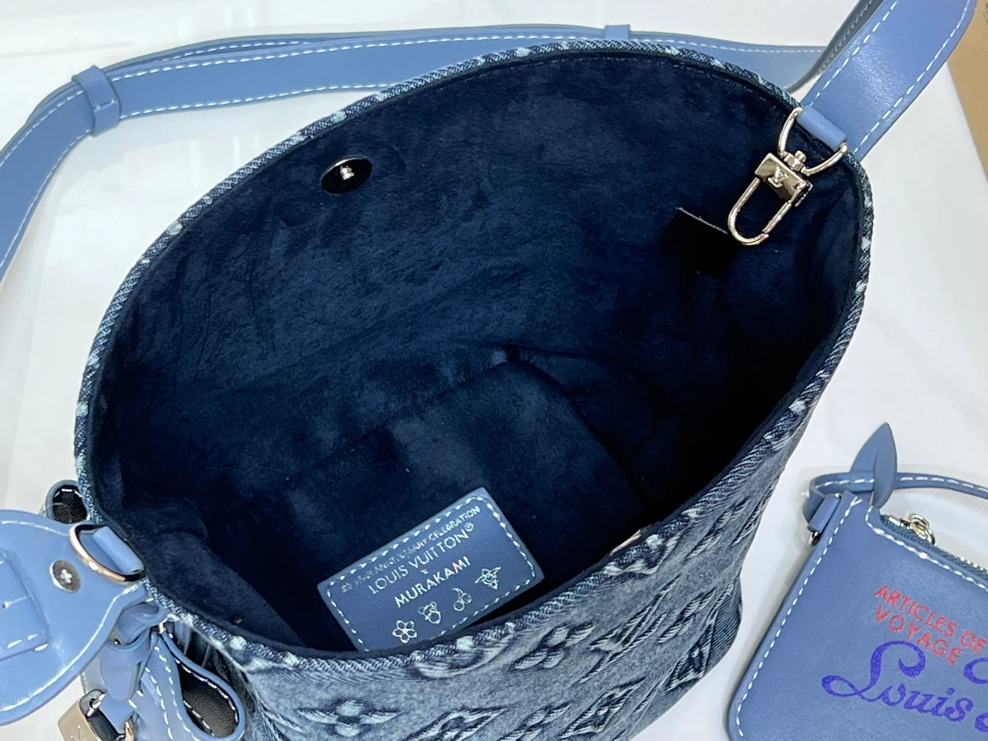 Batch 260💰M15130 M12925 Embossed Denim Louis Vuitton uses LV Romance elements to convey vitality and launches this All In BB handbag in the 2025 early autumn series. The classic Monogram and Damier patterns are creatively blended, and the delicate cow leather body is embellished with iconic padlocks and Bloom decorations. Plenty of space to easily store daily necessities, and the detachable zipper bag keeps small items safe and secure. Size: 16x18x12cm