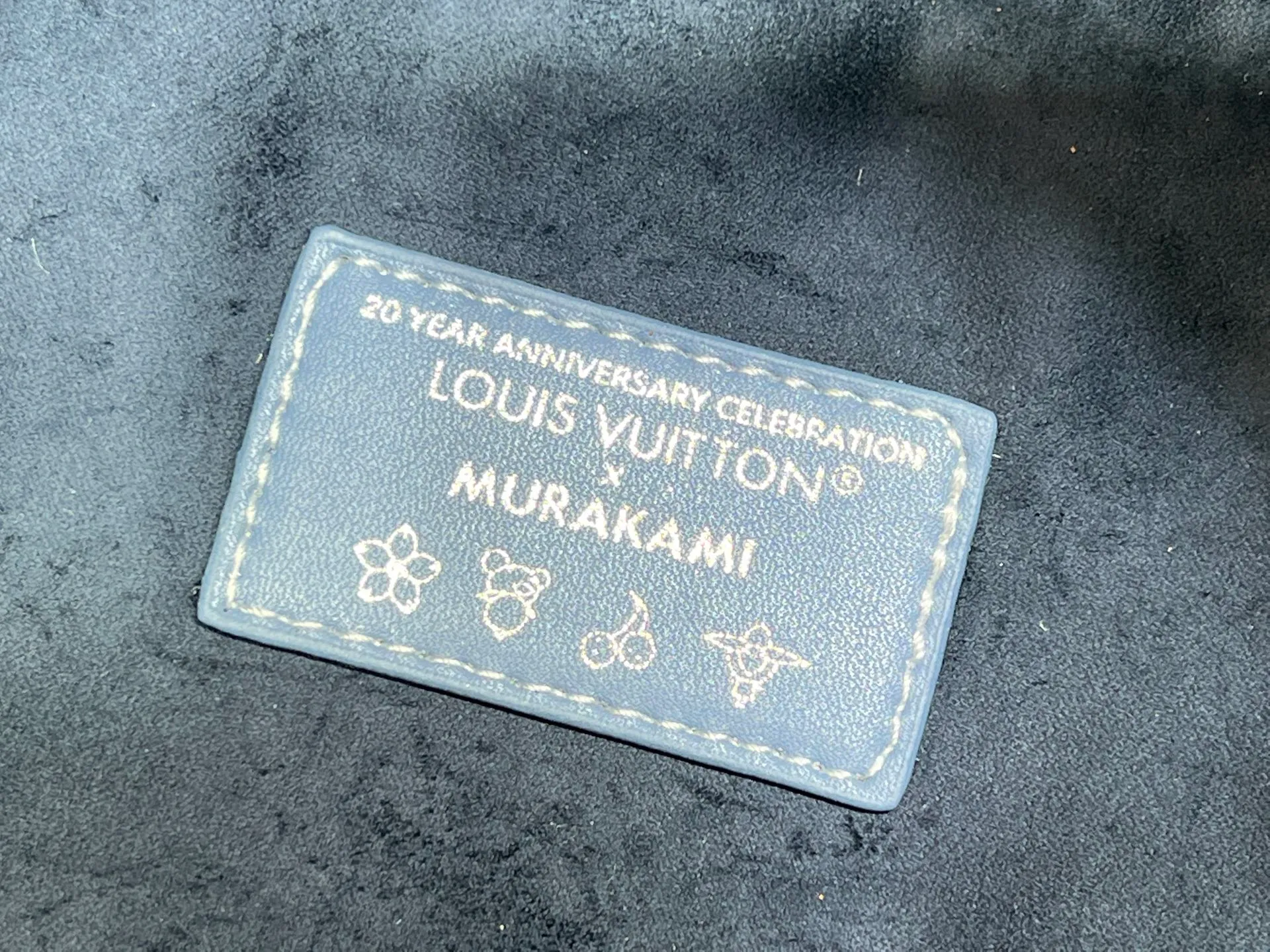 Batch 260💰M15130 M12925 Embossed Denim Louis Vuitton uses LV Romance elements to convey vitality and launches this All In BB handbag in the 2025 early autumn series. The classic Monogram and Damier patterns are creatively blended, and the delicate cow leather body is embellished with iconic padlocks and Bloom decorations. Plenty of space to easily store daily necessities, and the detachable zipper bag keeps small items safe and secure. Size: 16x18x12cm