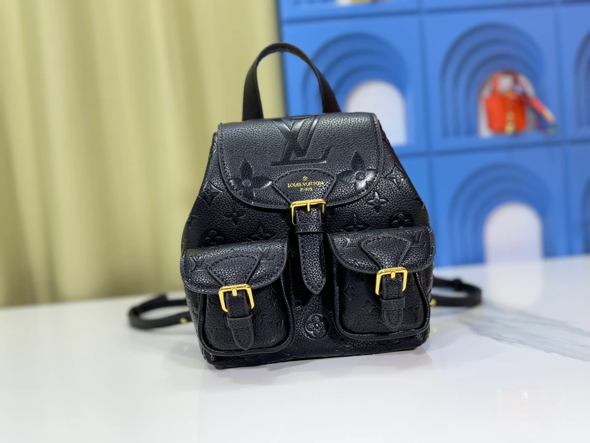 P260 Upgraded original M12987 M47074 M47072 M47106 This Backup backpack reinterprets the fresh tones of the LV Milky Way series with soft touches, using Monogram Empreinte leather with elegant metal hardware. Multiple pockets designed to easily store large wallets and travel essentials. Dimensions: 20.0 x 22.0 x 14.0 cm (length x height x width)