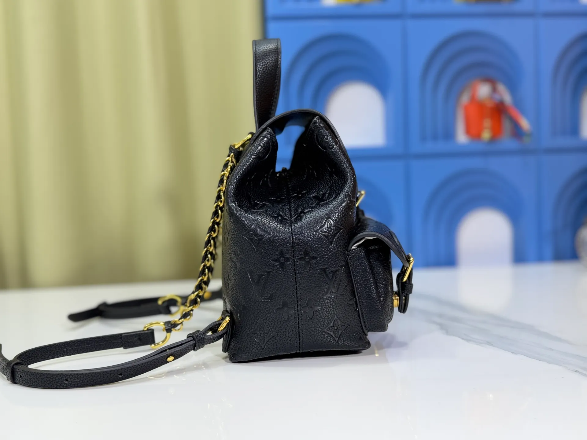 P260 Upgraded original M12987 M47074 M47072 M47106 This Backup backpack reinterprets the fresh tones of the LV Milky Way series with soft touches, using Monogram Empreinte leather with elegant metal hardware. Multiple pockets designed to easily store large wallets and travel essentials. Dimensions: 20.0 x 22.0 x 14.0 cm (length x height x width)