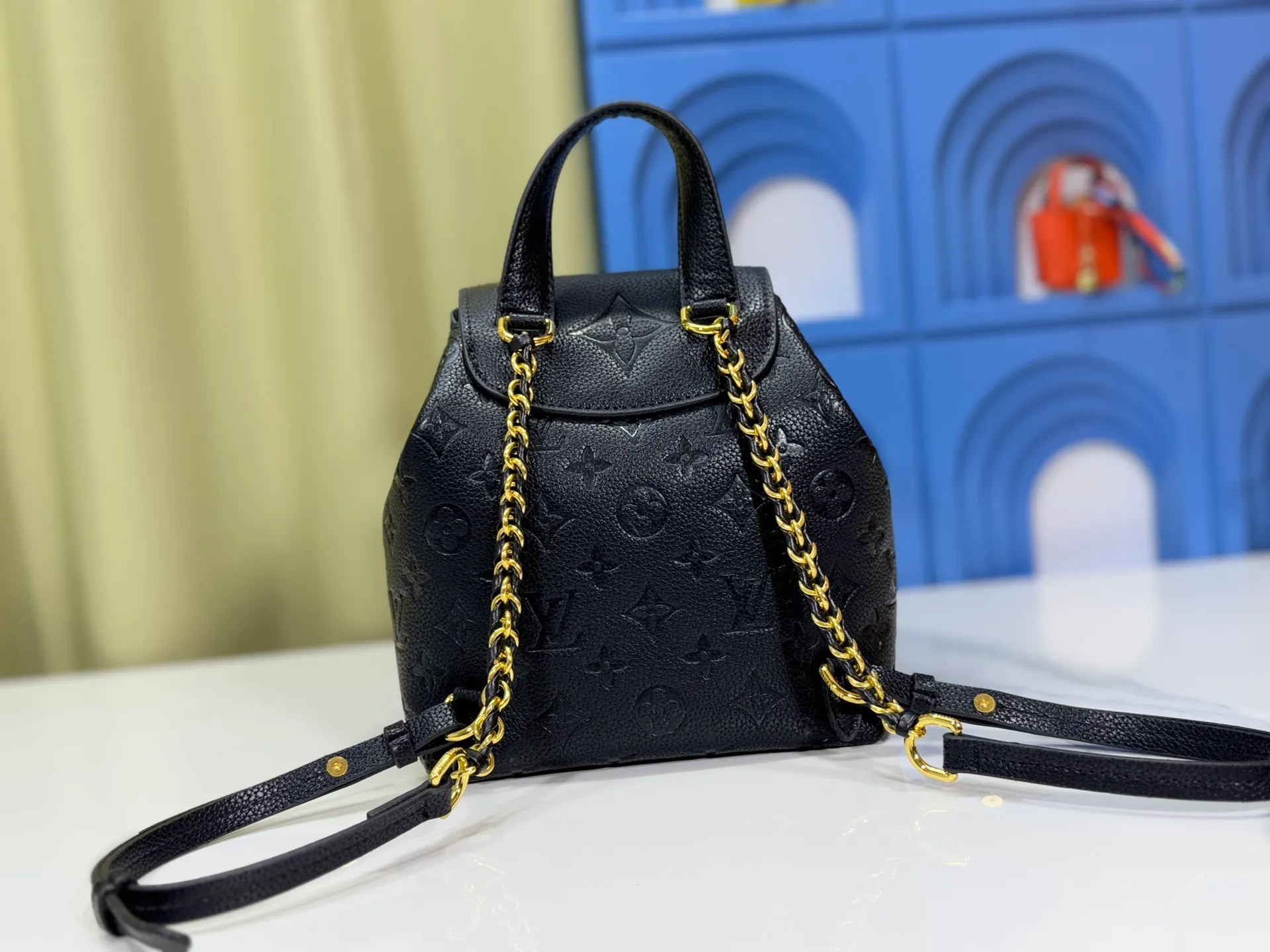 P260 Upgraded original M12987 M47074 M47072 M47106 This Backup backpack reinterprets the fresh tones of the LV Milky Way series with soft touches, using Monogram Empreinte leather with elegant metal hardware. Multiple pockets designed to easily store large wallets and travel essentials. Dimensions: 20.0 x 22.0 x 14.0 cm (length x height x width)