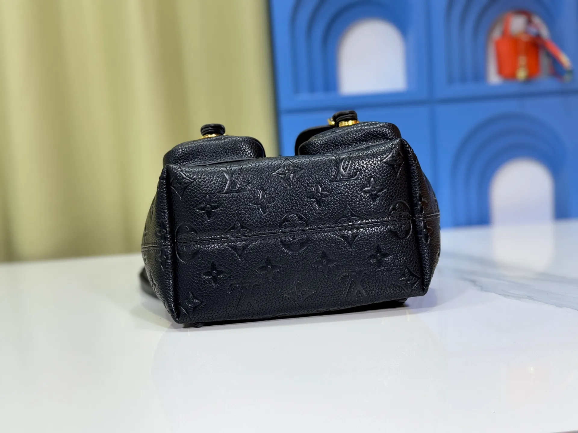 P260 Upgraded original M12987 M47074 M47072 M47106 This Backup backpack reinterprets the fresh tones of the LV Milky Way series with soft touches, using Monogram Empreinte leather with elegant metal hardware. Multiple pockets designed to easily store large wallets and travel essentials. Dimensions: 20.0 x 22.0 x 14.0 cm (length x height x width)